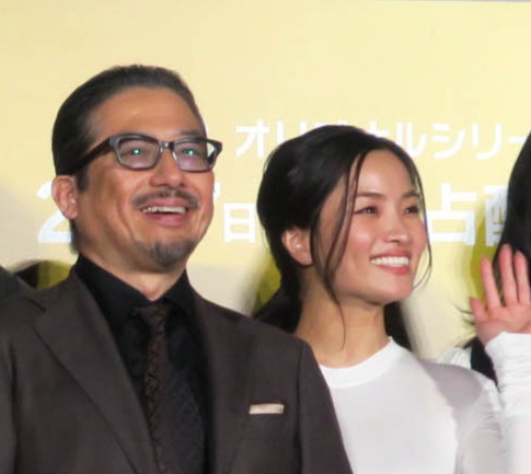 真田広之（左）、アンナ・サワイ