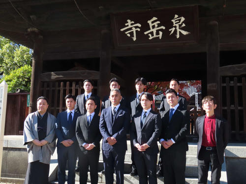 市川團十郎「普段にない刺激」と総勢11人で泉岳寺をお参り　１月新橋演舞場で「裏表忠臣蔵」