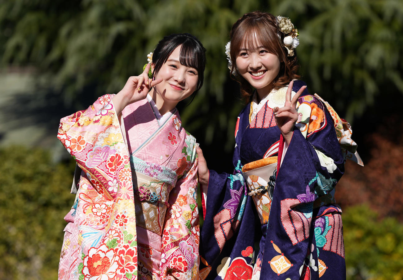 「オスカープロモーション2025年晴れ着撮影会」でピースする本田紗来（左）と本田望結（撮影・鈴木みどり）