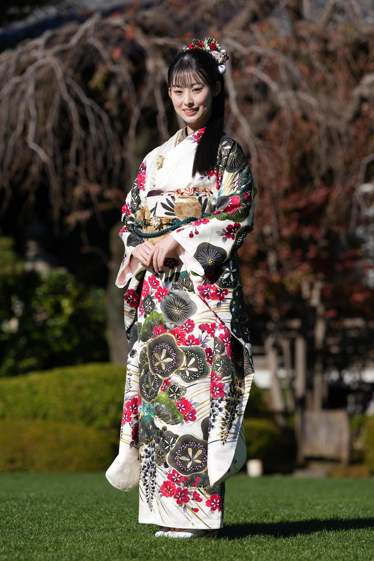 「オスカープロモーション2025年晴れ着撮影会」で写真に納まる井本彩花（撮影・鈴木みどり）