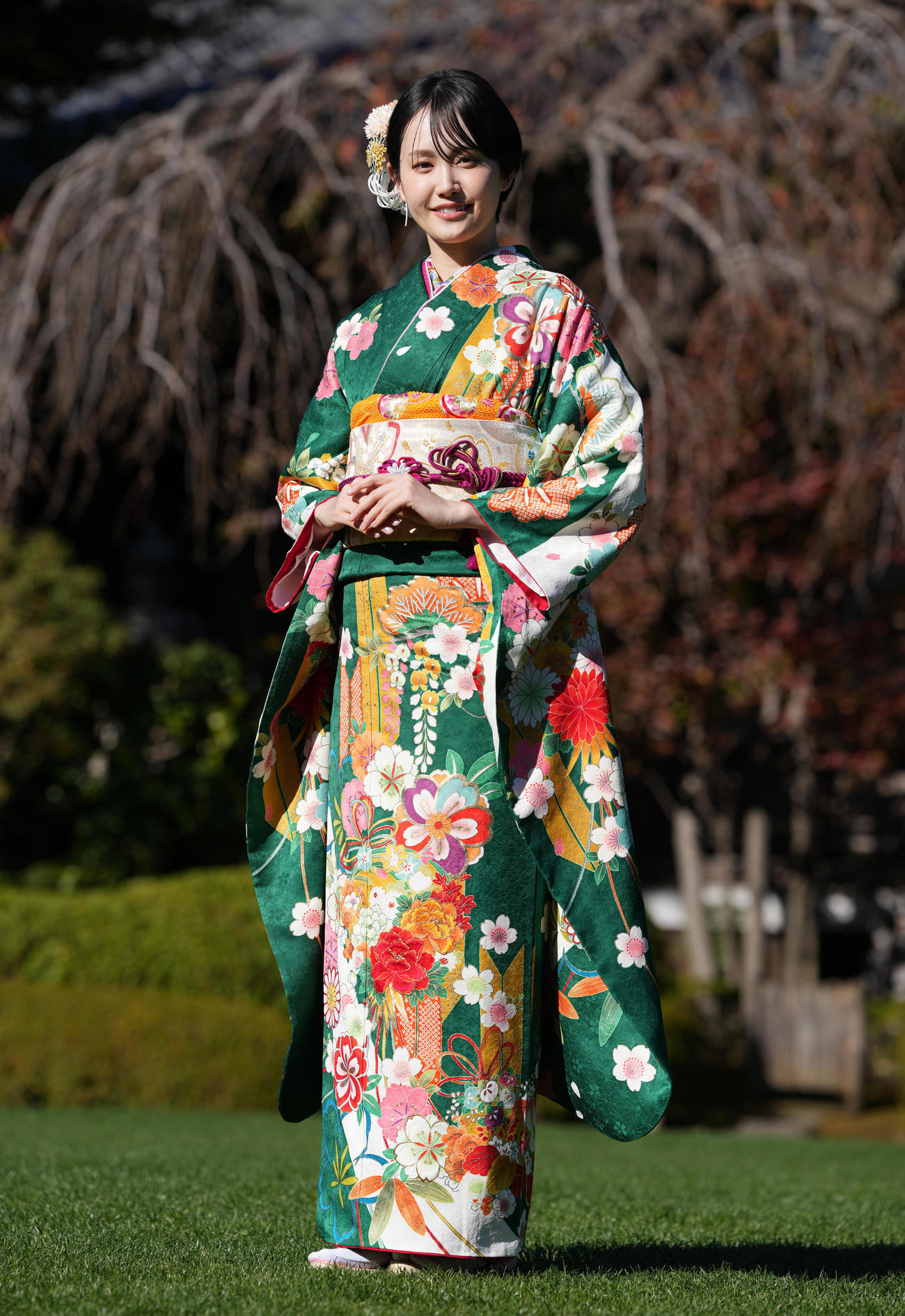 「オスカープロモーション2025年晴れ着撮影会」で写真に納まる尾碕真花（撮影・鈴木みどり）