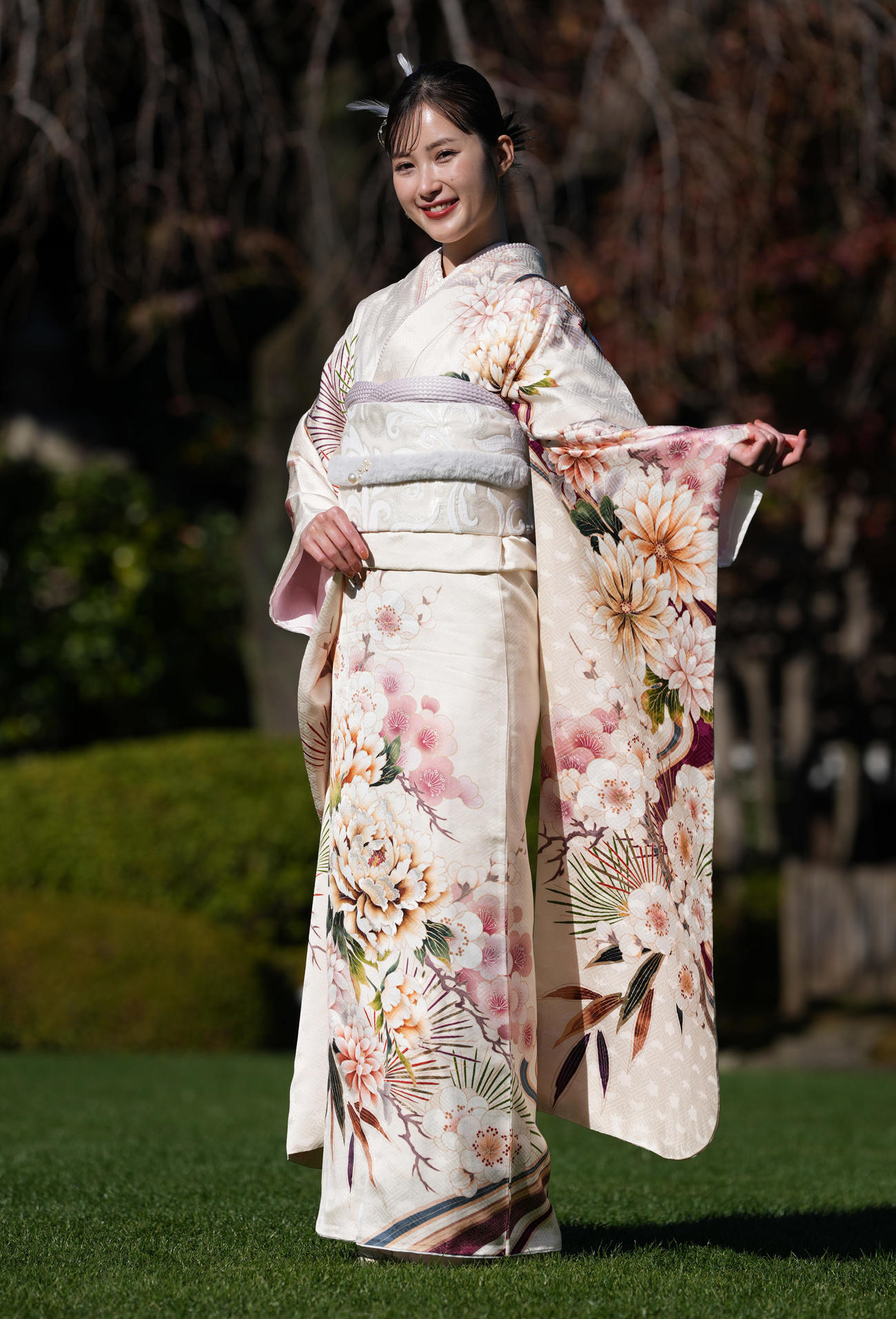 「オスカープロモーション2025年晴れ着撮影会」で写真に納まる井頭愛海（撮影・鈴木みどり）