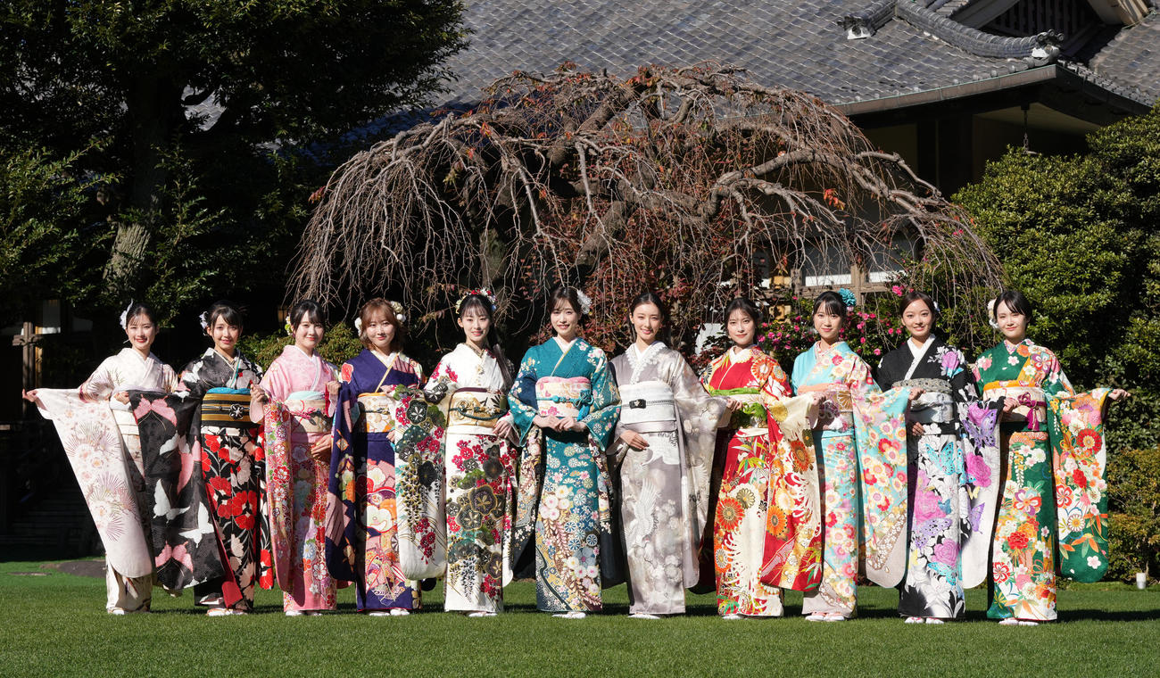 「オスカープロモーション2025年晴れ着撮影会」で写真に納まる、左から井頭愛海、ギュナイ滝美、本田紗来、本田望結、井本彩花、高橋ひかる、宮本茉由、玉田志織、大角ゆき、川瀬莉子、尾碕真花（撮影・鈴木みどり）