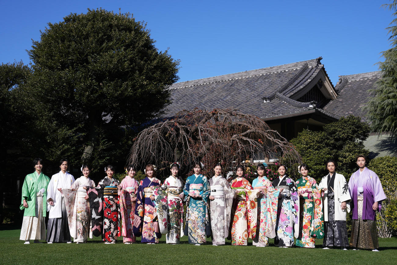 「オスカープロモーション2025年晴れ着撮影会」で写真に納まる、左から百瀬拓実、奥野壮、井頭愛海、ギュナイ滝美、本田紗来、本田望結、井本彩花、高橋ひかる、宮本茉由、玉田志織、大角ゆき、川瀬莉子、尾碕真花、飯島寛騎、庄司浩平（撮影・鈴木みどり）