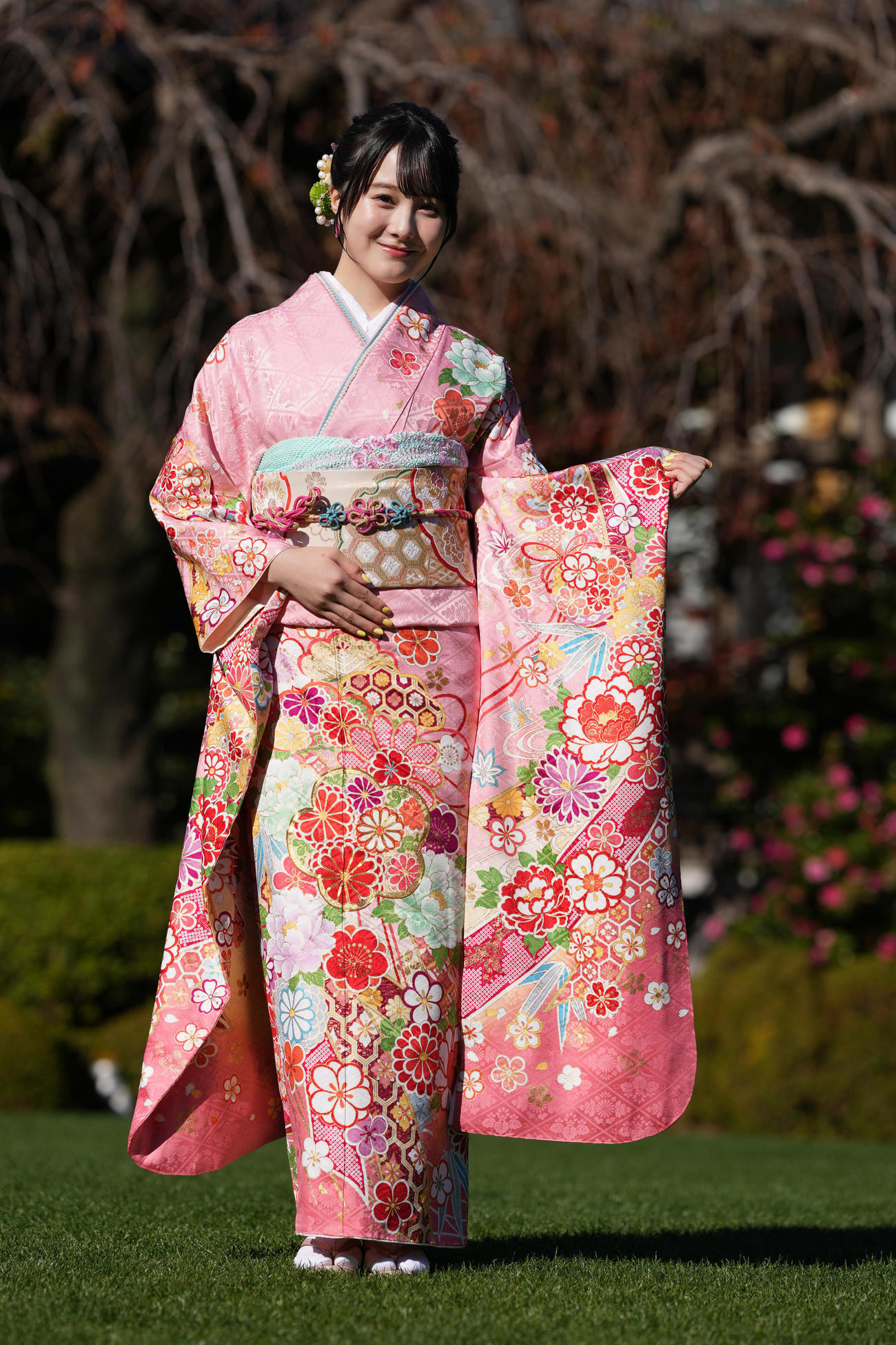 「オスカープロモーション2025年晴れ着撮影会」で写真に納まる本田紗来（撮影・鈴木みどり）