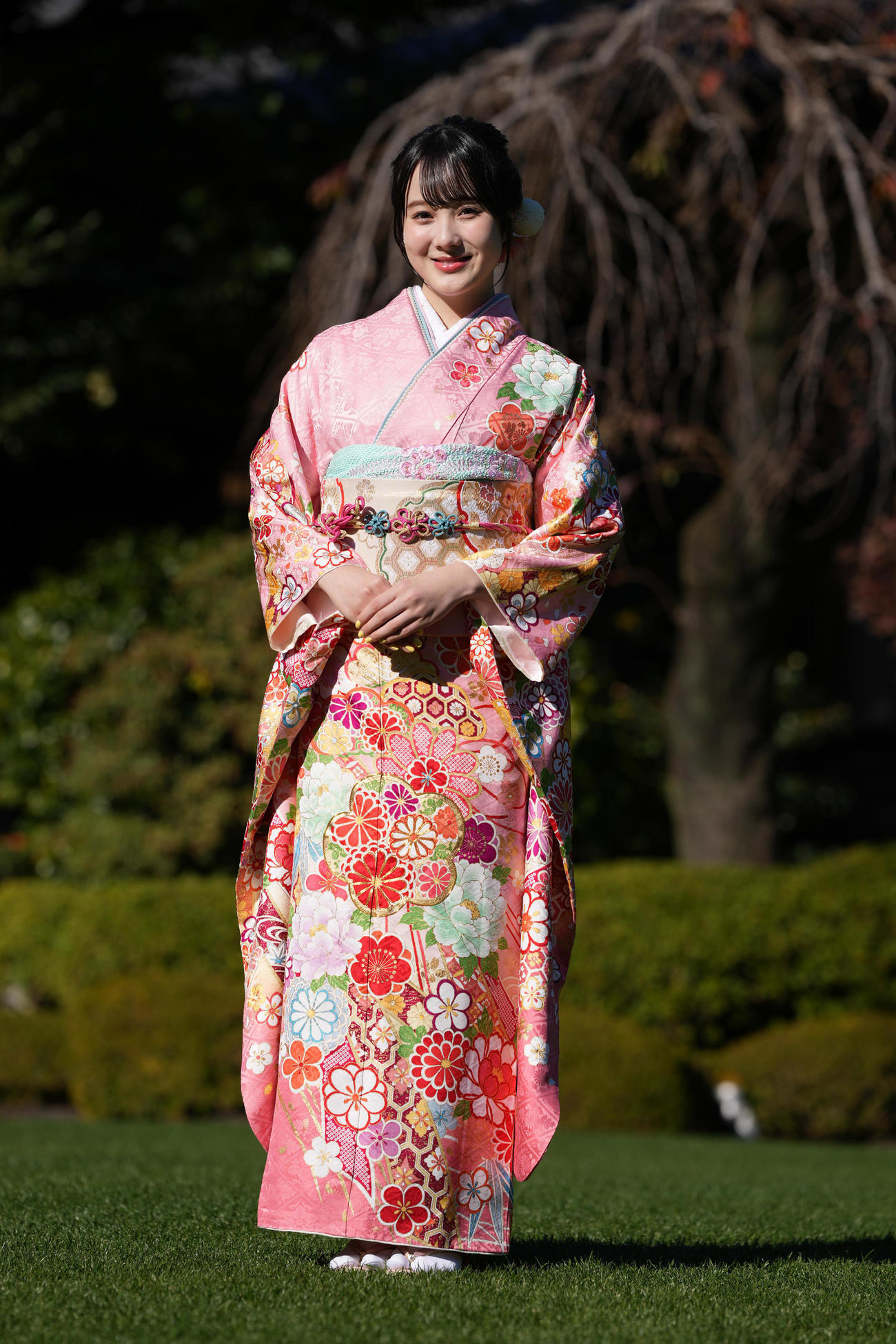 「オスカープロモーション2025年晴れ着撮影会」で写真に納まる本田紗来（撮影・鈴木みどり）
