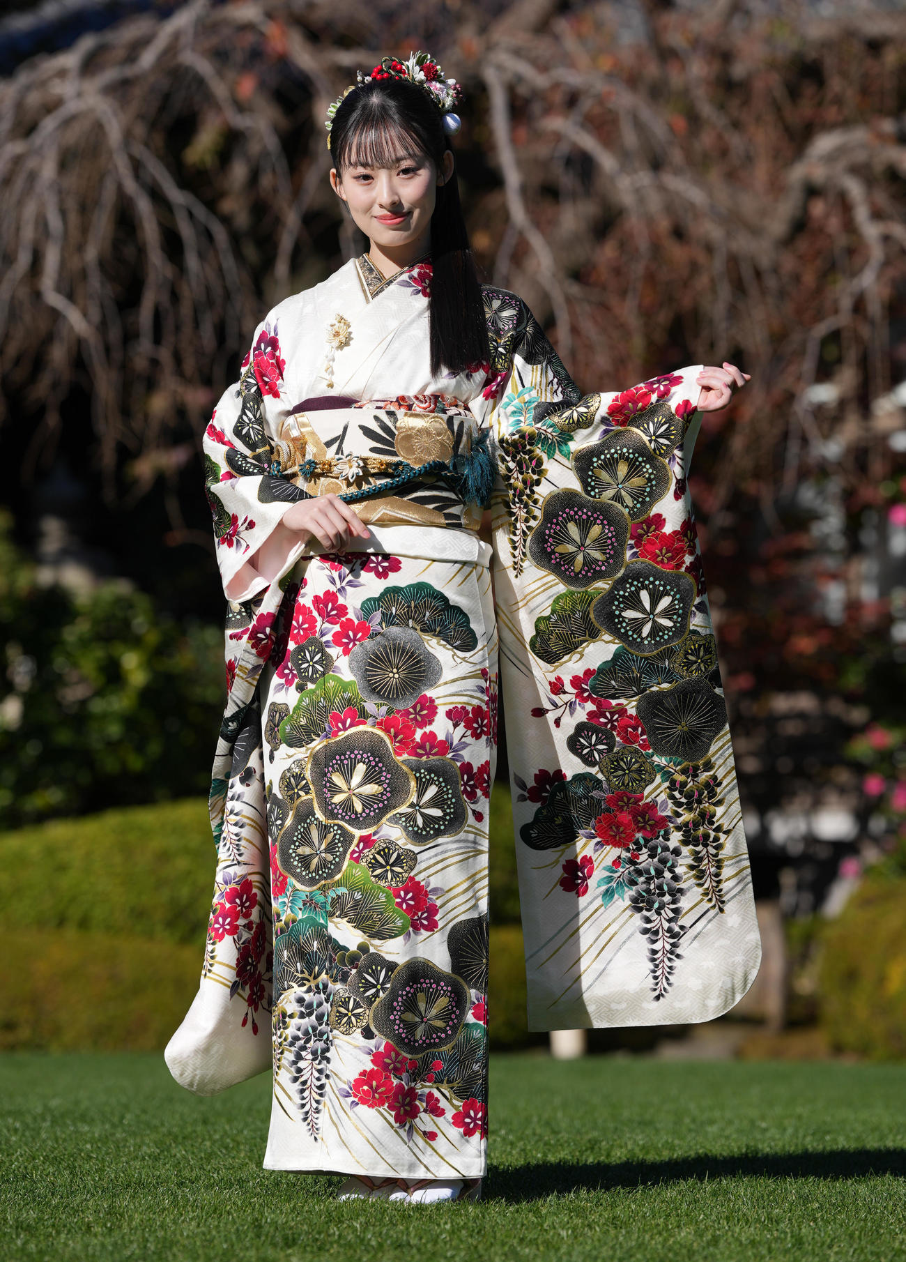 「オスカープロモーション2025年晴れ着撮影会」で写真に納まる井本彩花（撮影・鈴木みどり）