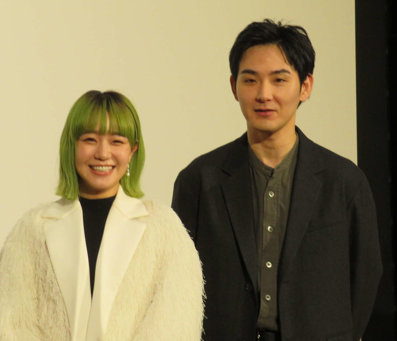ダブル主演するドラマ「東京サラダボウル」の記者会見を行った奈緒（左）と松田龍平