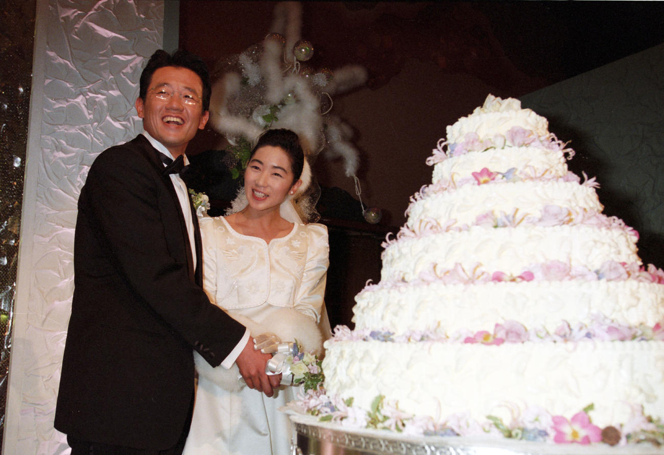 新婦手作りのウエディングケーキに入刀する古田敦也と中井美穂（1995年12月撮影）