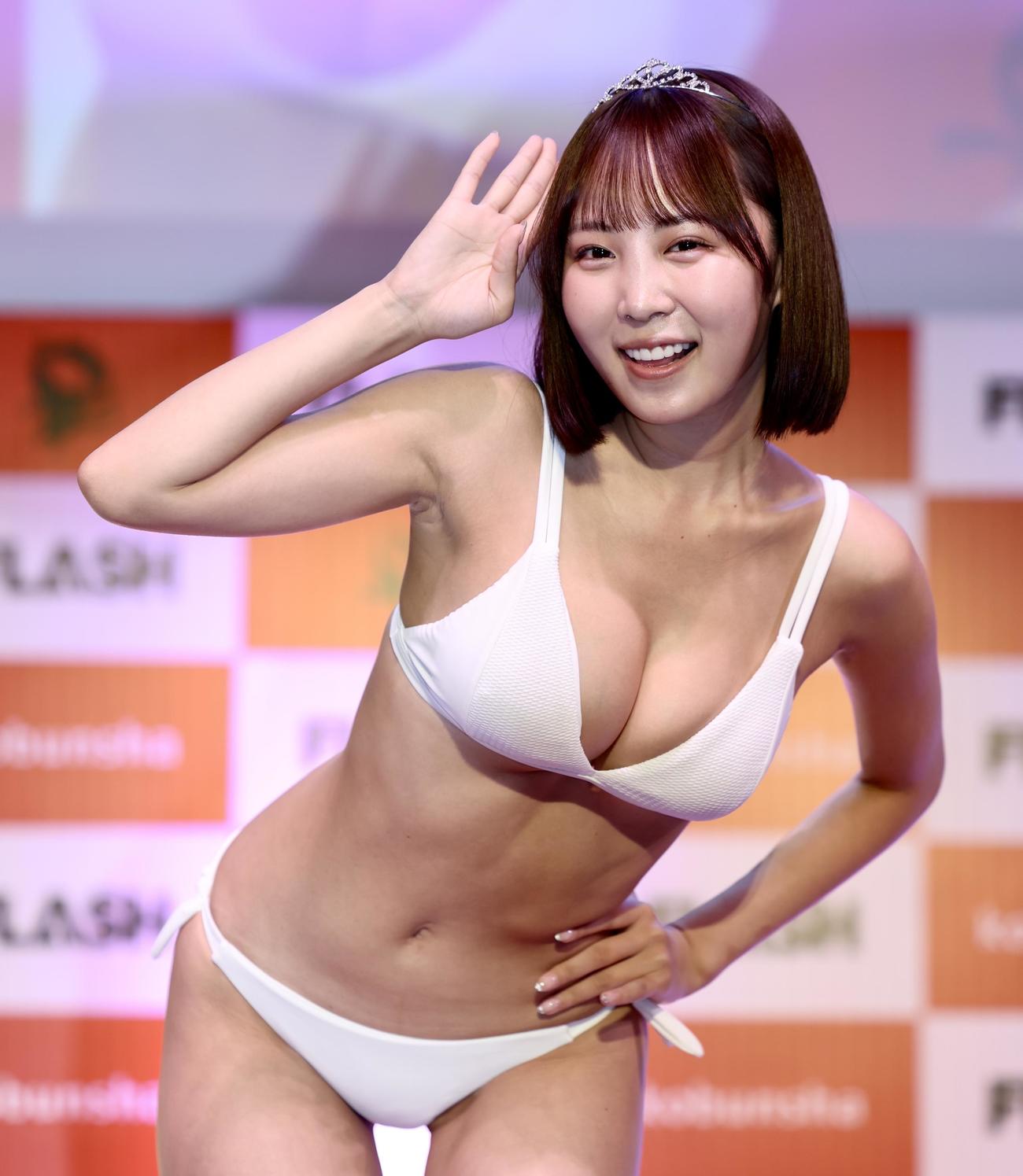 ポーズを決めるミスFLASHグランプリの葵成美（撮影・河田真司）