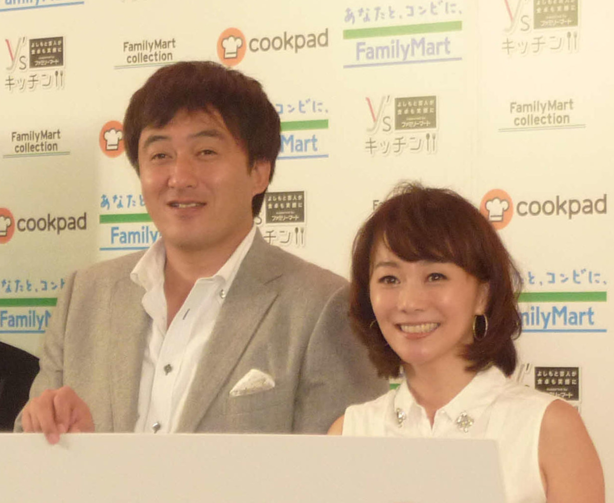 石井一久（左）と木佐彩子（2014年10月撮影）