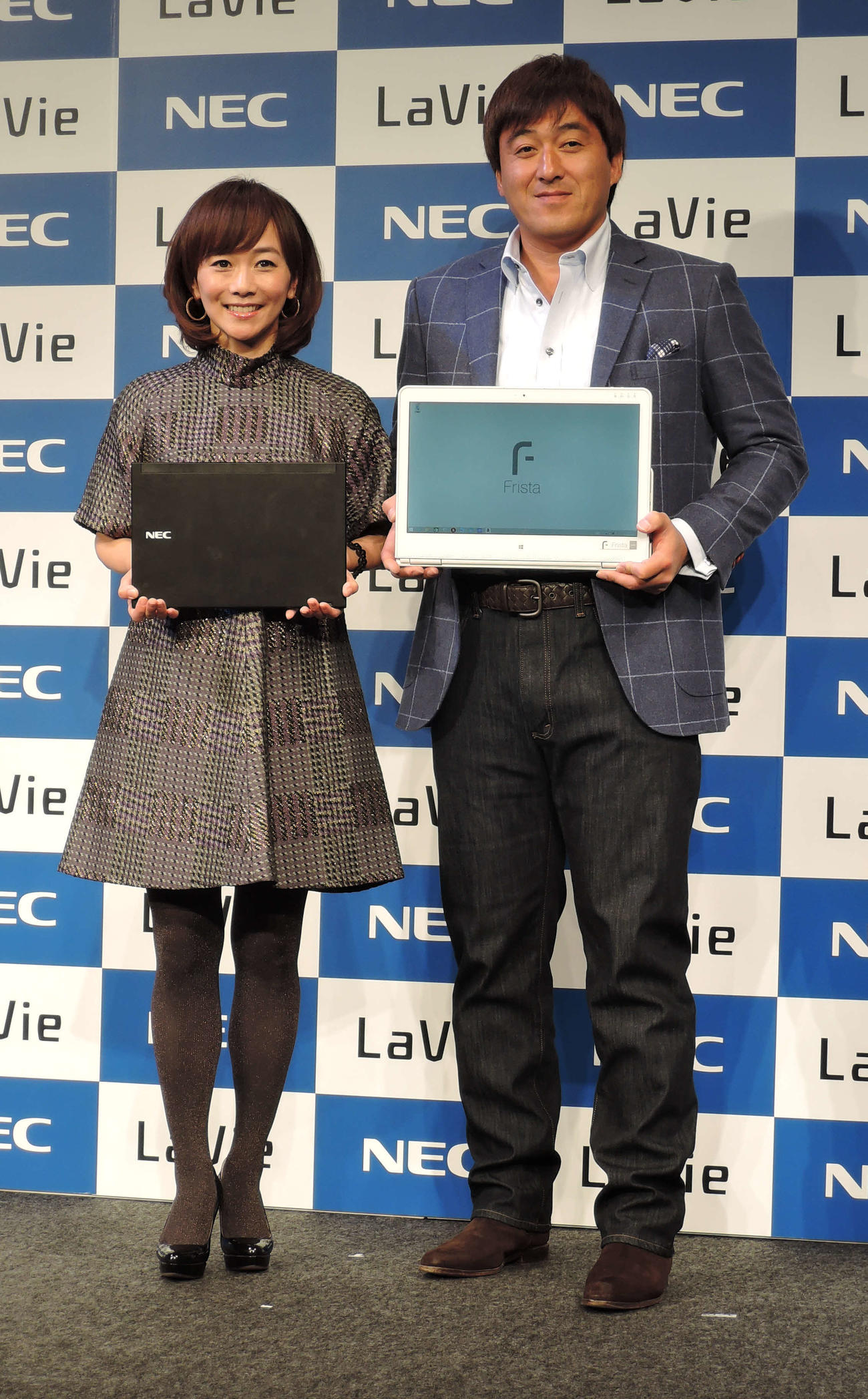 パソコンを持ち夫婦で笑顔を見せる木佐彩子アナ（左）と石井一久氏（2015年1月撮影）