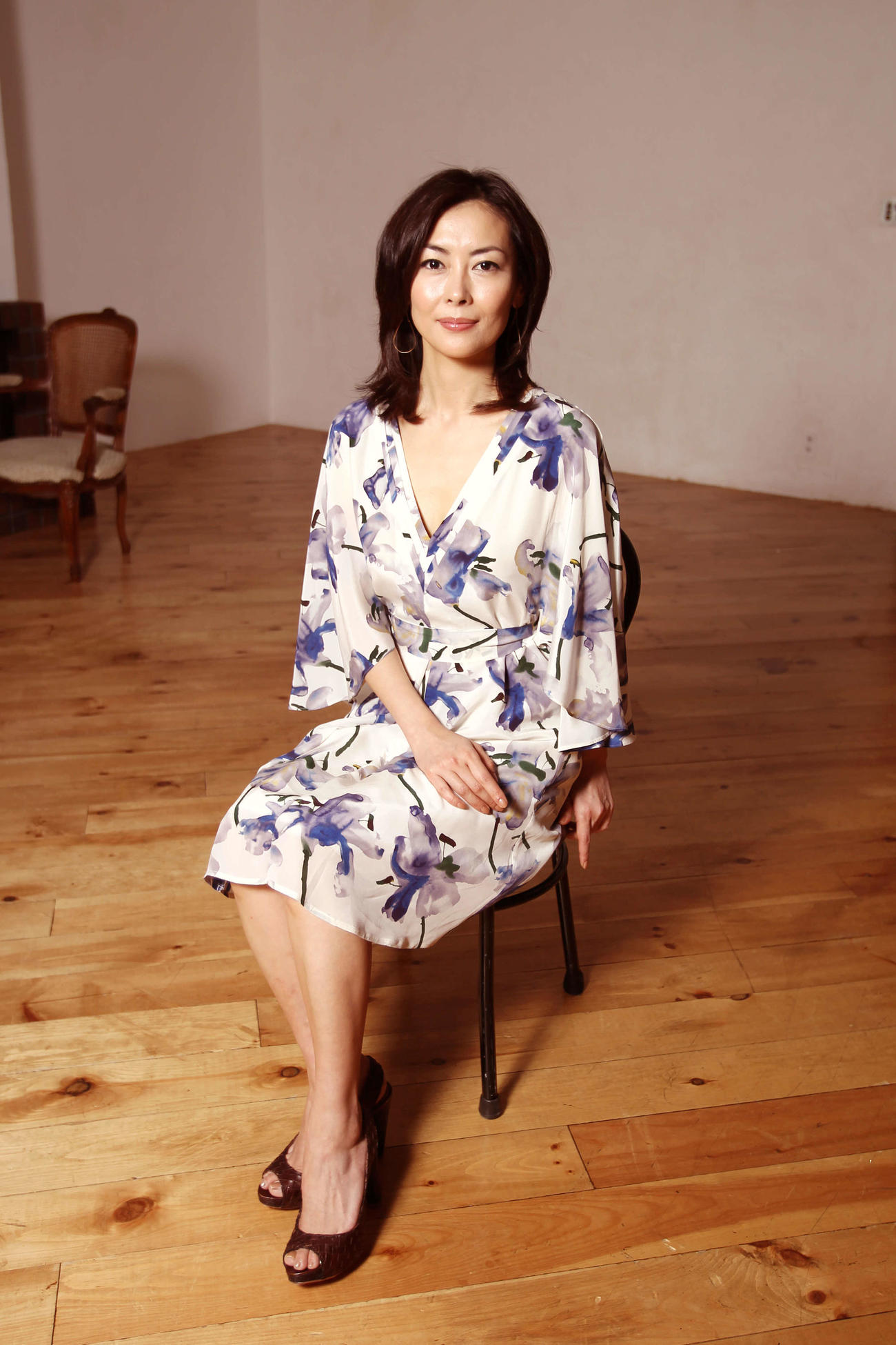 インタビューに答える中山美穂さん（09年12月）