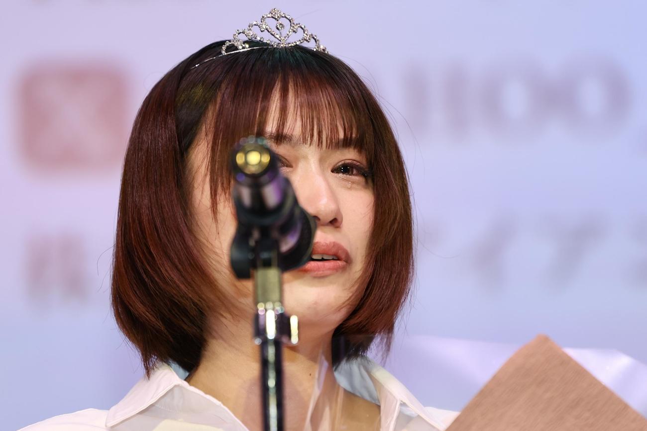 スピーチで涙を流すミスFLASH2025グランプリのMAHO（撮影・河田真司）