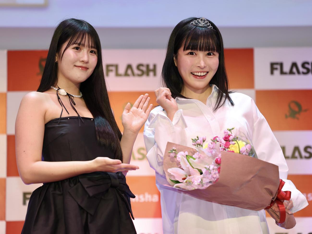 ミスFLASH2024グランプリの白石時（左）と写真に納まる2025グランプリの丸山りさ（撮影・河田真司）