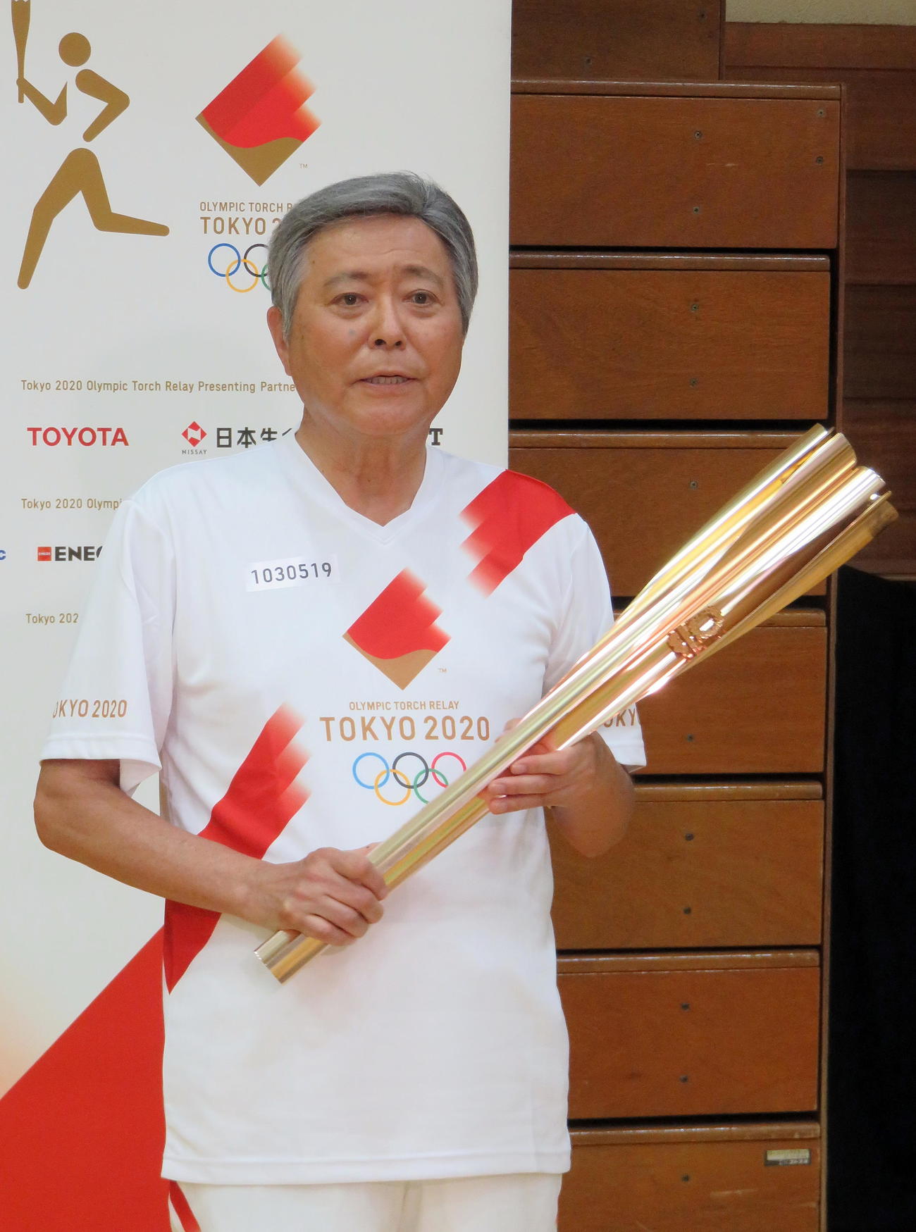 トーチを手に東京五輪への思いを明かす小倉智昭氏（12年7月撮影）