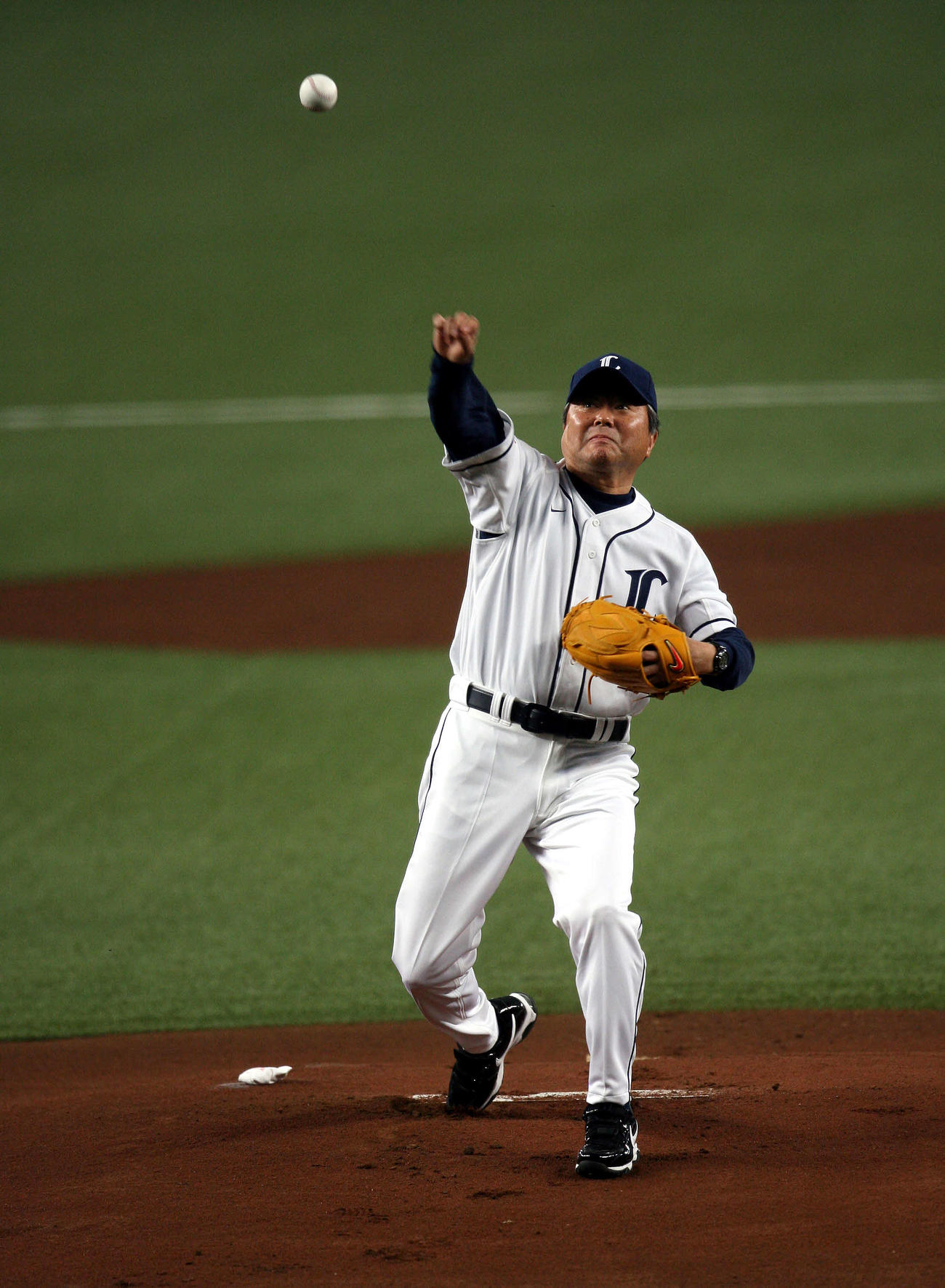 始球式を行う小倉智昭さん（2009年4月撮影）