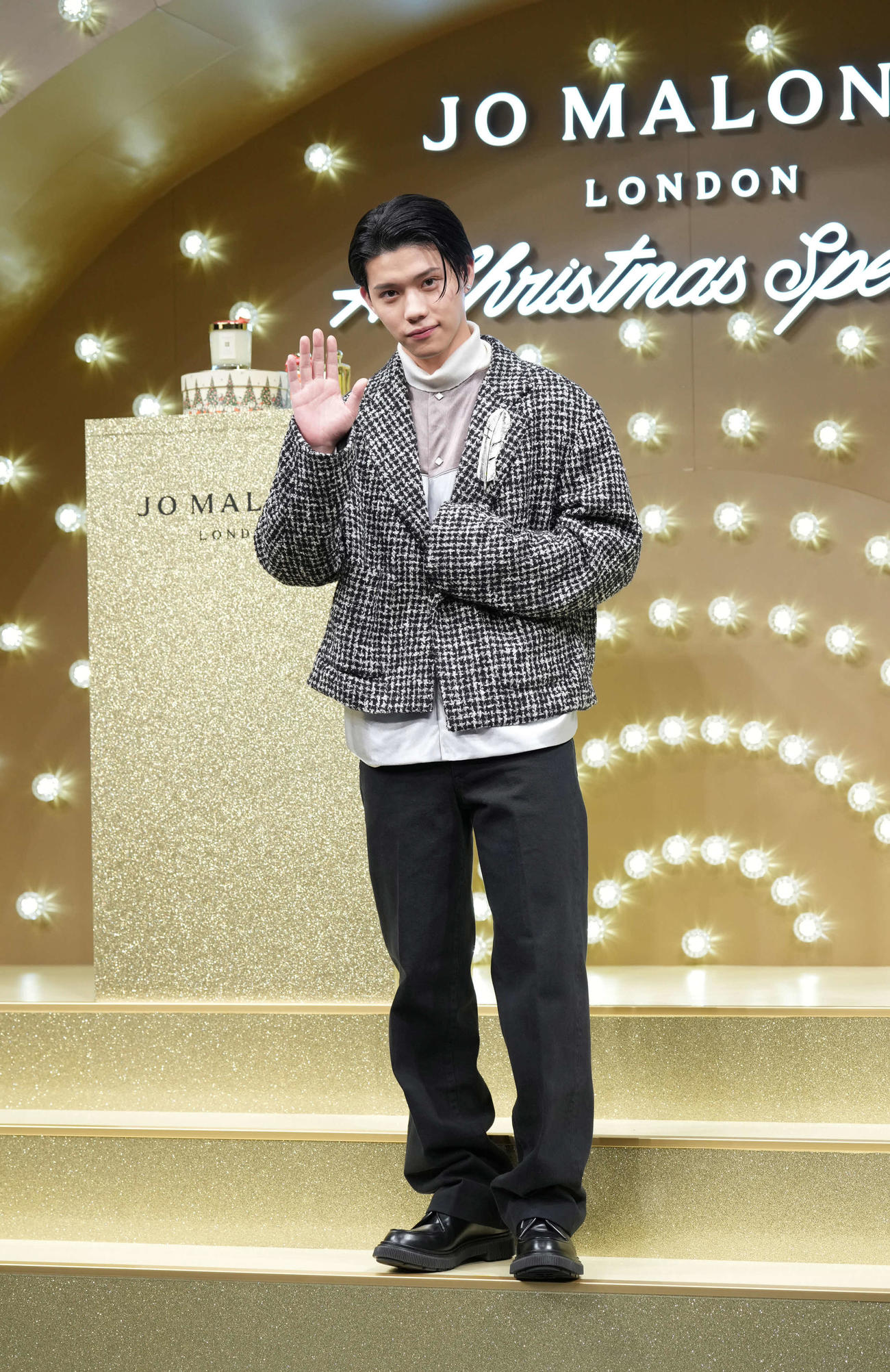 ジョー　マローン　ロンドン「クリスマススペシャル」ポップアップイベントフォトコールに臨む南雲奨馬（撮影・小沢裕）