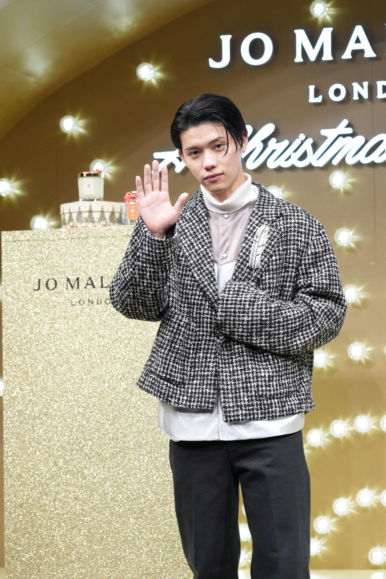 ジョー　マローン　ロンドン「クリスマススペシャル」ポップアップイベントフォトコールに臨む南雲奨馬（撮影・小沢裕）