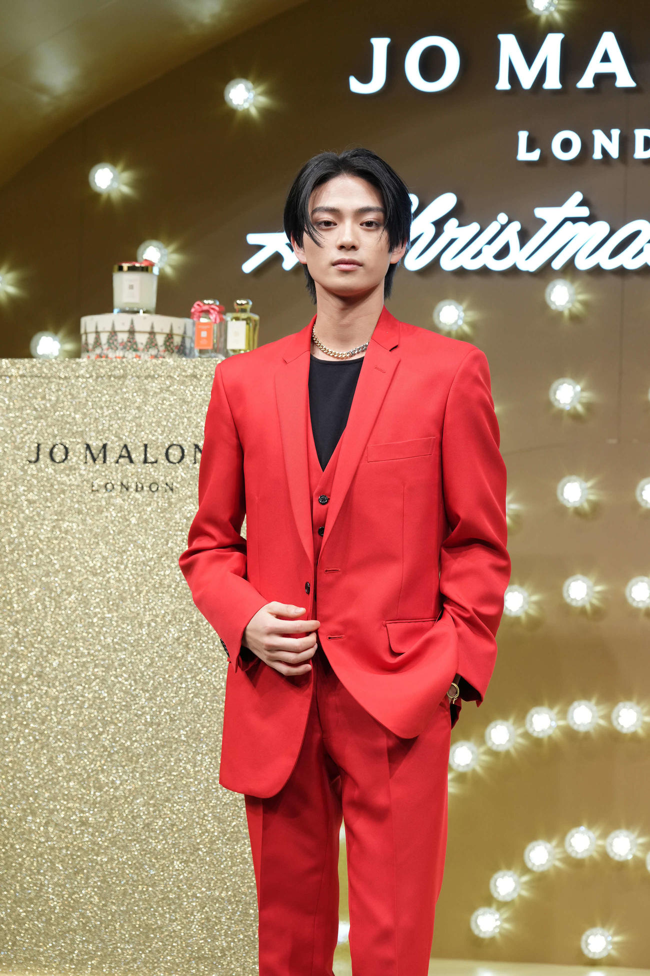 ジョー　マローン　ロンドン「クリスマススペシャル」ポップアップイベントフォトコールに臨む岩瀬洋志（撮影・小沢裕）