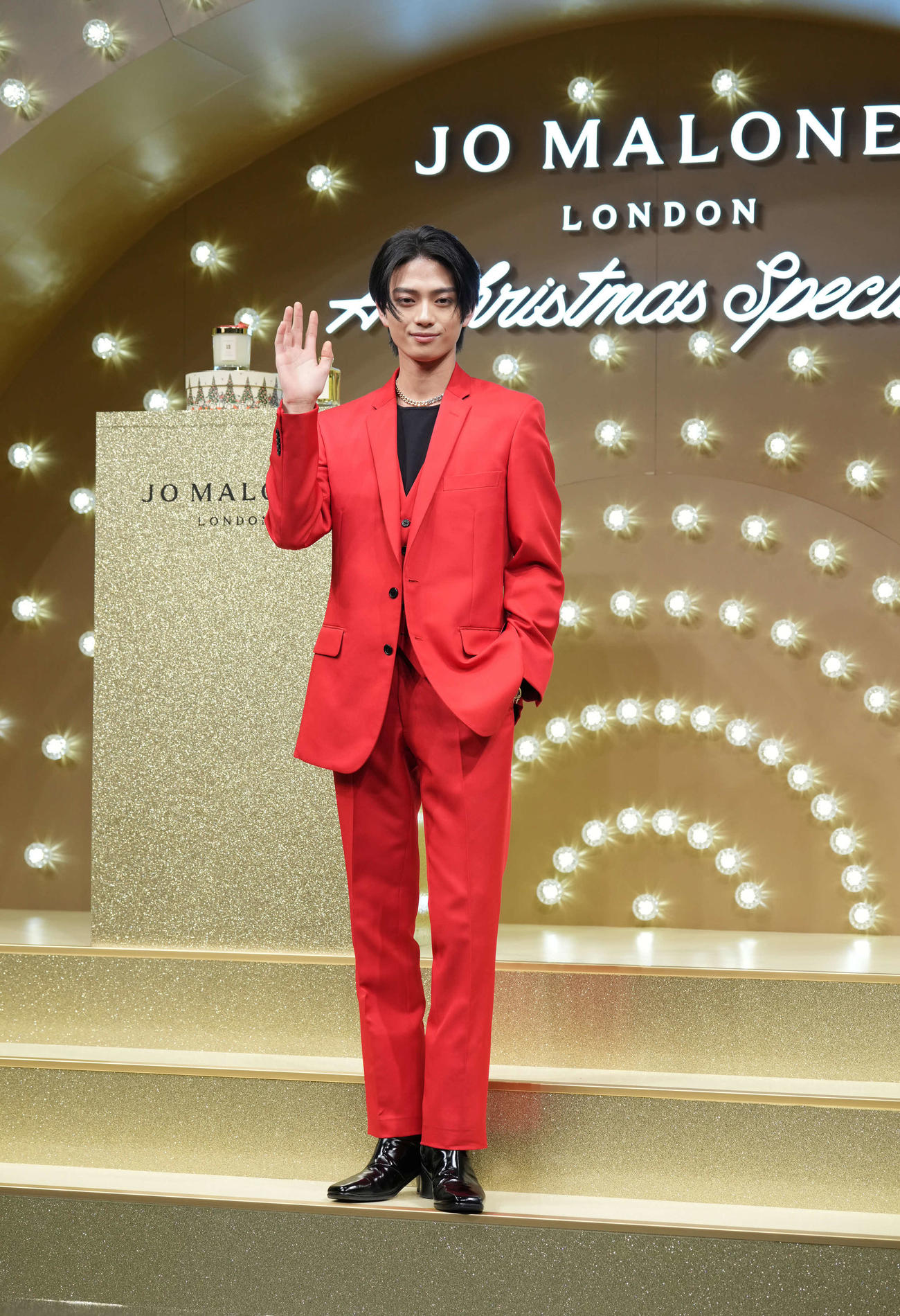 ジョー　マローン　ロンドン「クリスマススペシャル」ポップアップイベントフォトコールに臨む岩瀬洋志（撮影・小沢裕）