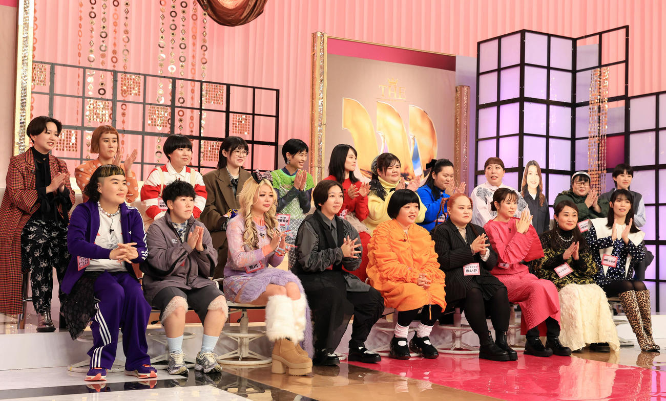 「THE Wファイナリスト会見」に登場した、前列左から足腰げんき教室、エルフ、おかずクラブ、河邑ミク、キンタロー。紺野ぶるま、後列左から忠犬立ハチ高、にぼしいわし、ぼる塾、もじゃ、やました、レモンコマドリ（2024年11月撮影）