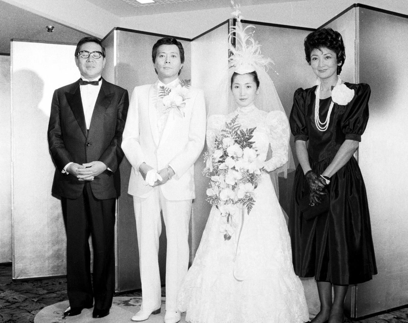 1985年4月1日、挙式をあげる小倉智昭（中央左）とさゆりさん（右）。仲人を務めた大橋巨泉（左端）。右端は寿々子夫人