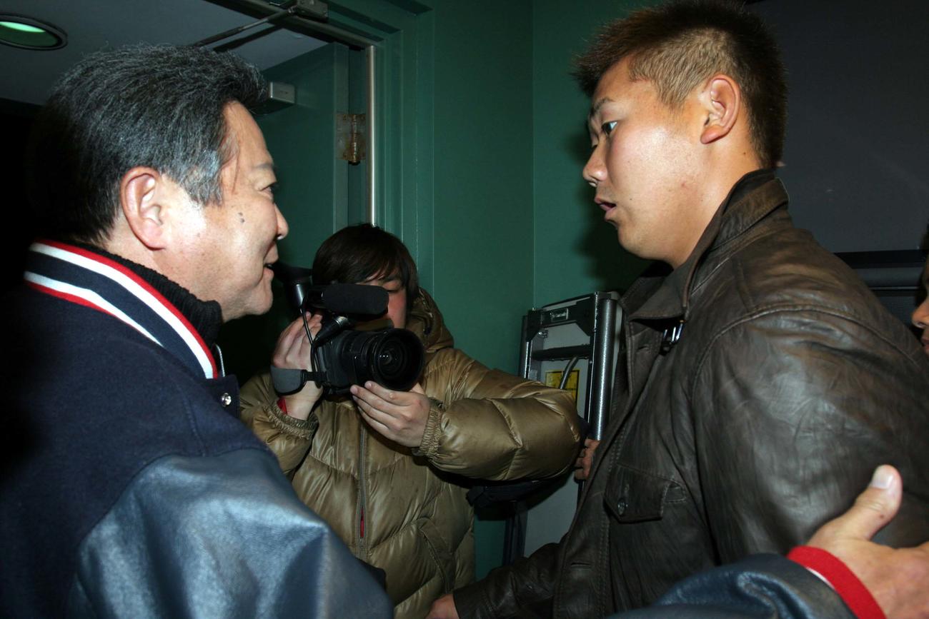 レッドソックス松坂大輔にお土産を渡す小倉智昭さん（左）（07年4月撮影）