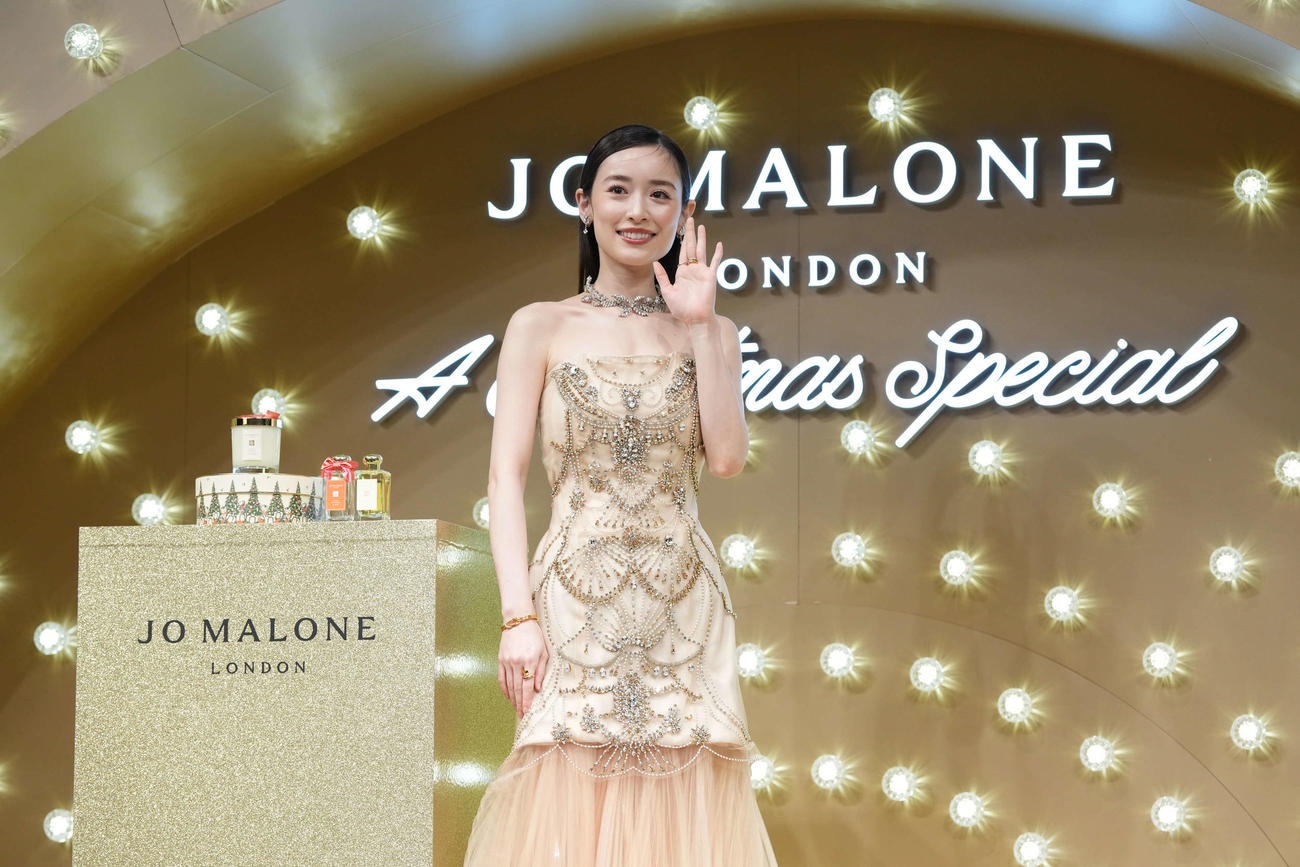 ジョー　マローン　ロンドン「クリスマススペシャル」ポップアップイベントフォトコールに臨む泉里香（撮影・小沢裕）