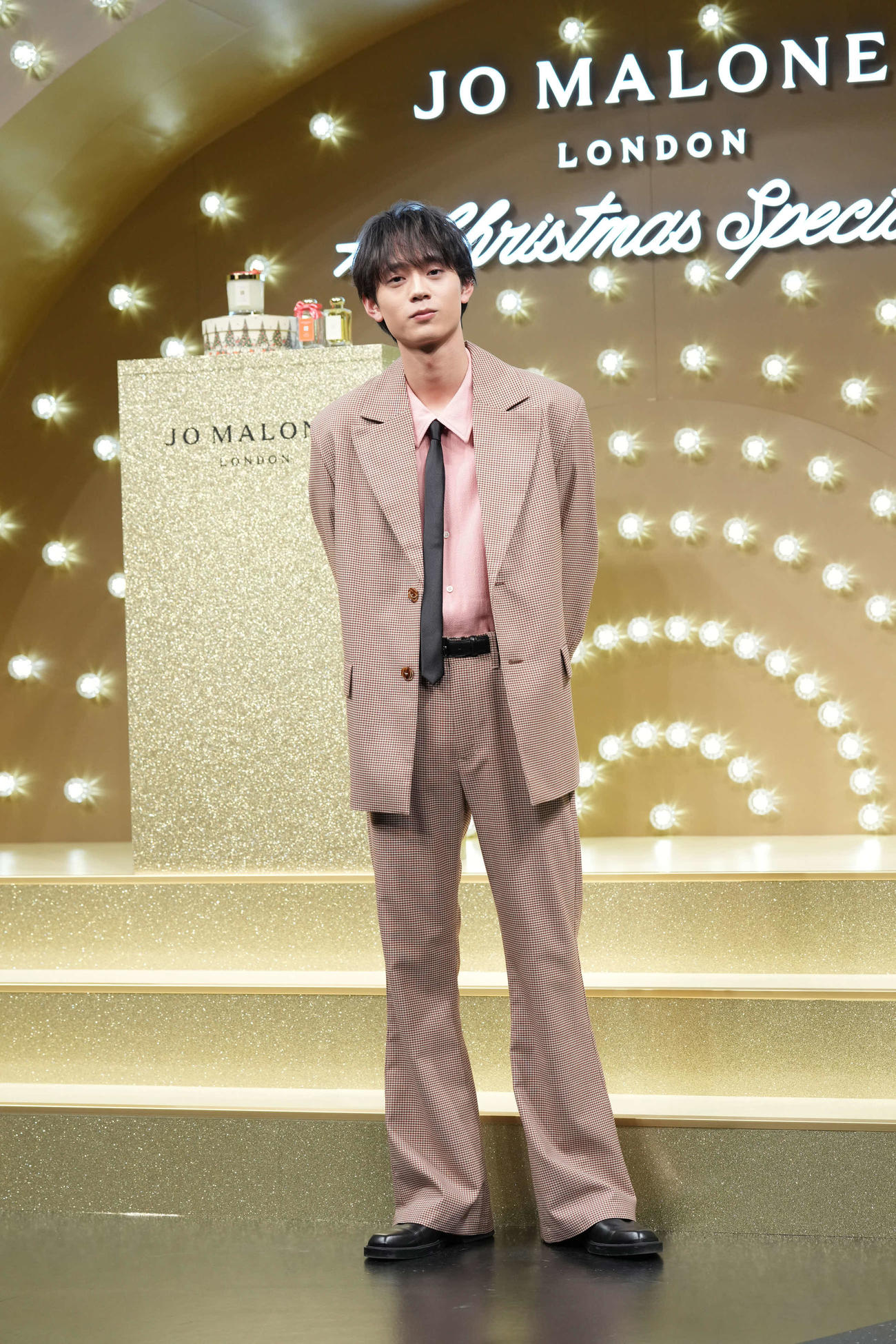 ジョー　マローン　ロンドン「クリスマススペシャル」ポップアップイベントフォトコールに臨む水沢林太郎（撮影・小沢裕）