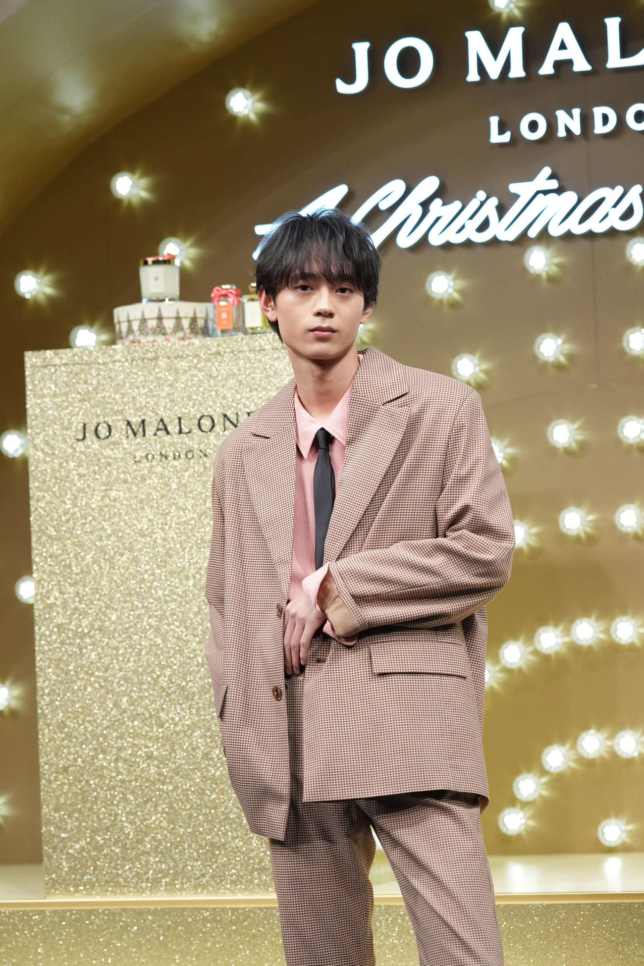 ジョー　マローン　ロンドン「クリスマススペシャル」ポップアップイベントフォトコールに臨む水沢林太郎（撮影・小沢裕）