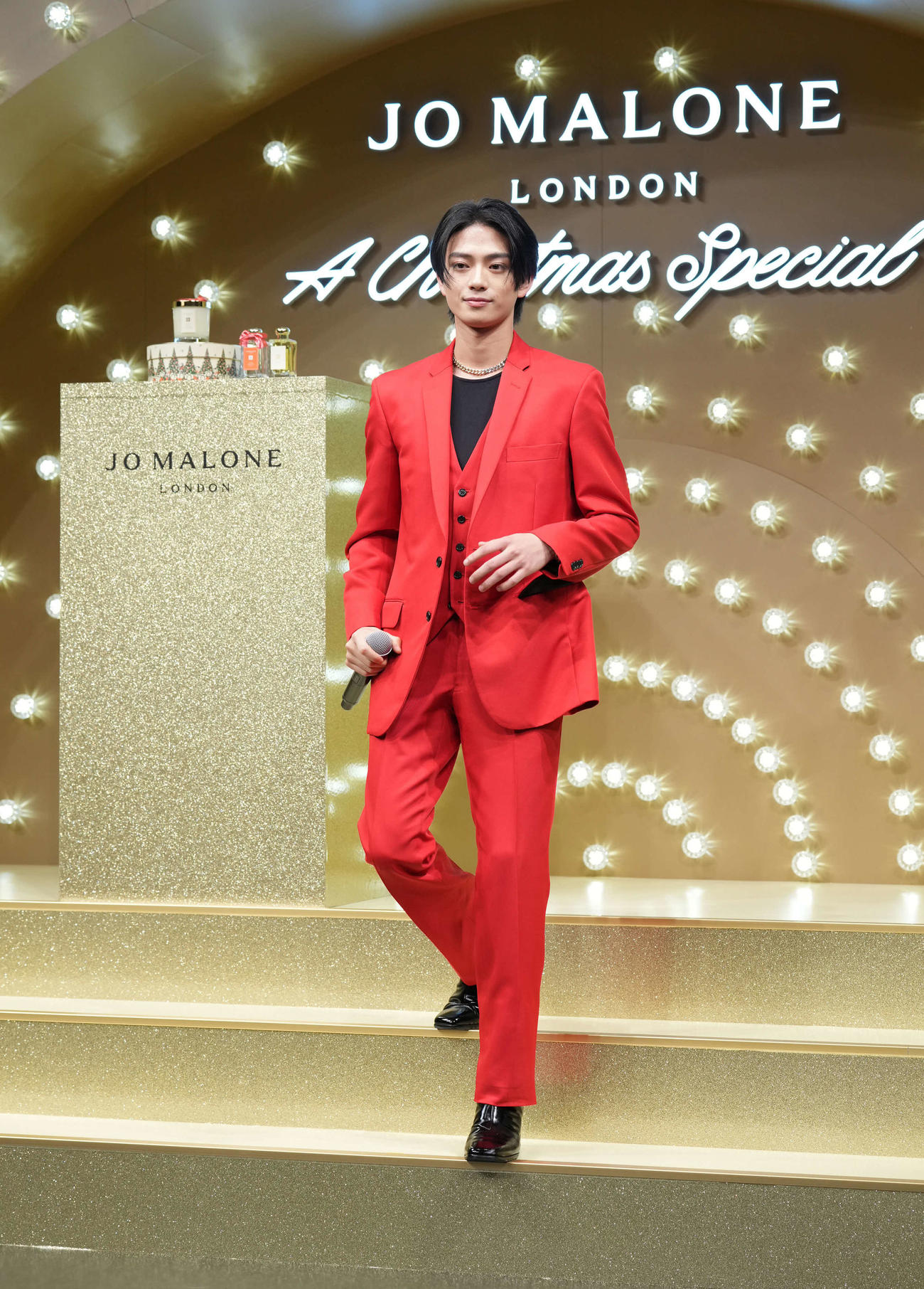 ジョー　マローン　ロンドン「クリスマススペシャル」ポップアップイベントフォトコールに臨む岩瀬洋志（撮影・小沢裕）