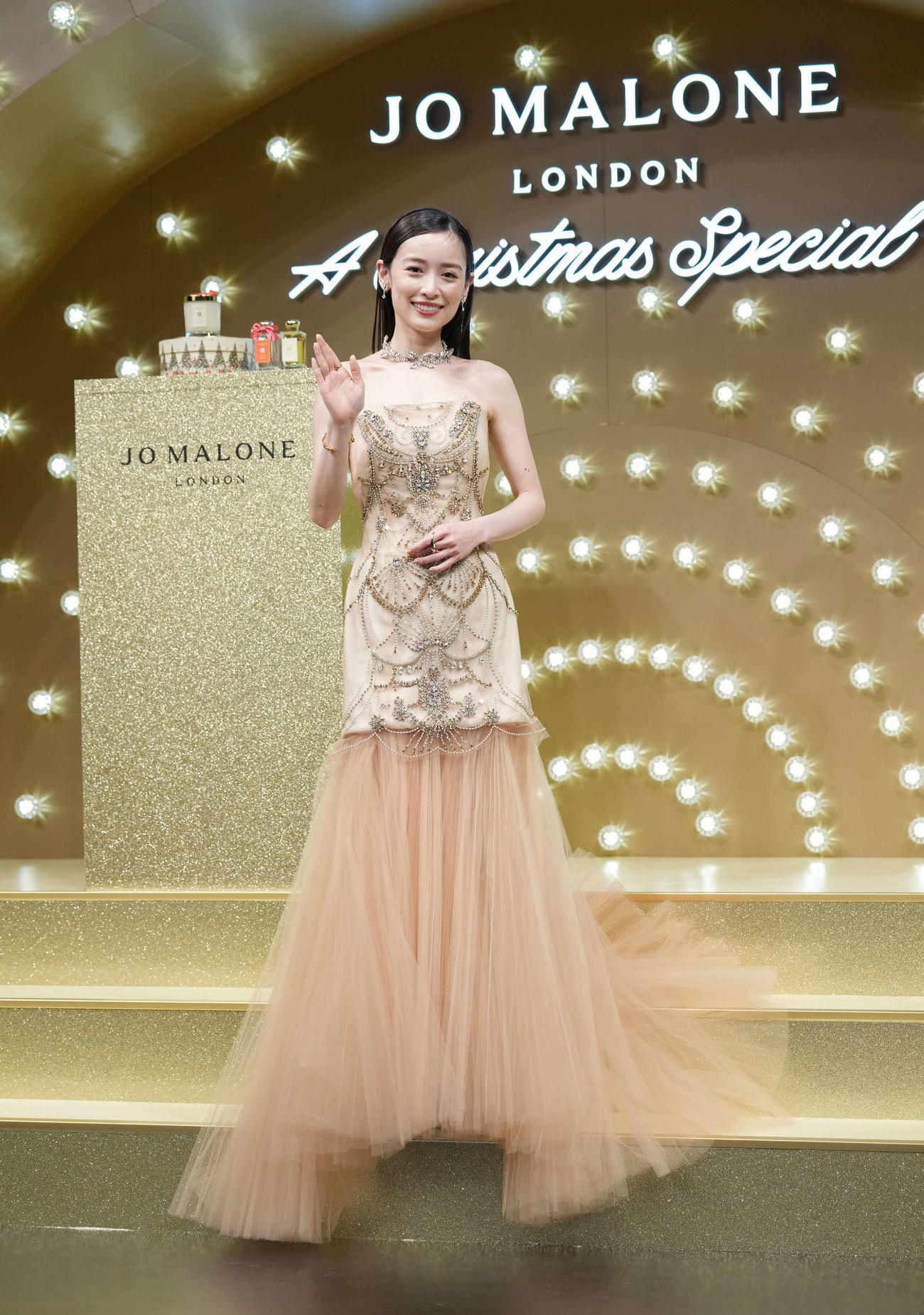 ジョー　マローン　ロンドン「クリスマススペシャル」ポップアップイベントフォトコールに臨む泉里香（撮影・小沢裕）