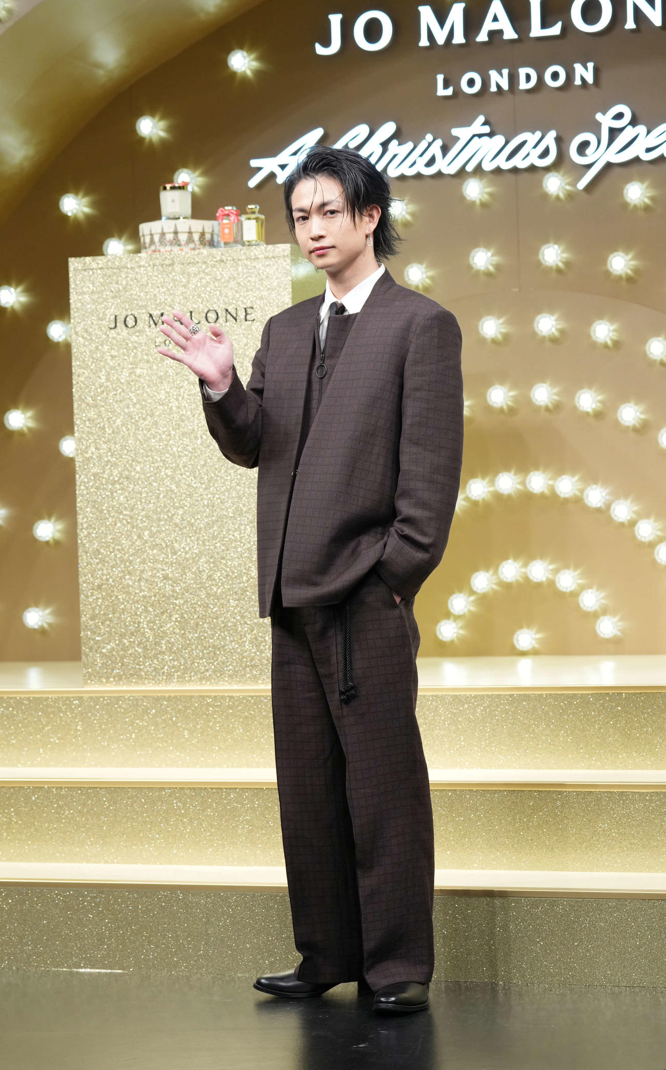 ジョー　マローン　ロンドン「クリスマススペシャル」ポップアップイベントフォトコールに臨む綱啓永（撮影・小沢裕）