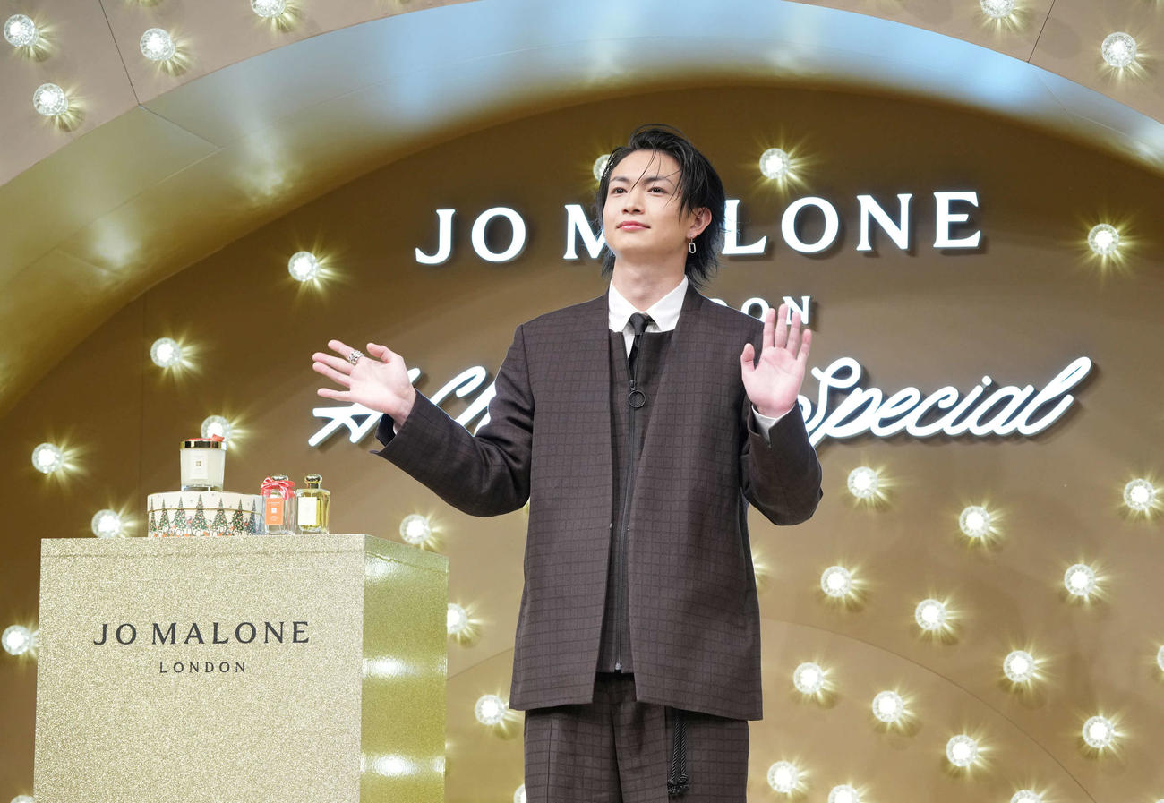ジョー　マローン　ロンドン「クリスマススペシャル」ポップアップイベントフォトコールに臨む綱啓永（撮影・小沢裕）