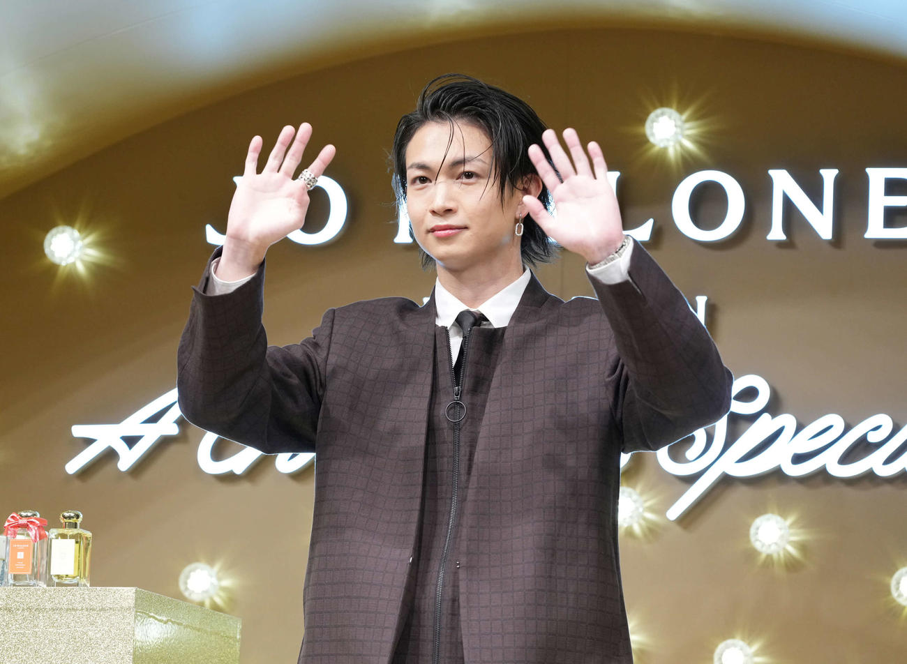 ジョー　マローン　ロンドン「クリスマススペシャル」ポップアップイベントフォトコールに臨む綱啓永（撮影・小沢裕）