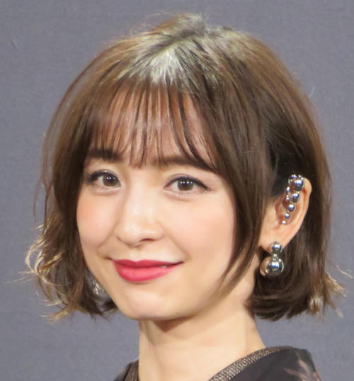 篠田麻里子、リニューアルした劇場でAKB48を応援「母目線で感動してました」