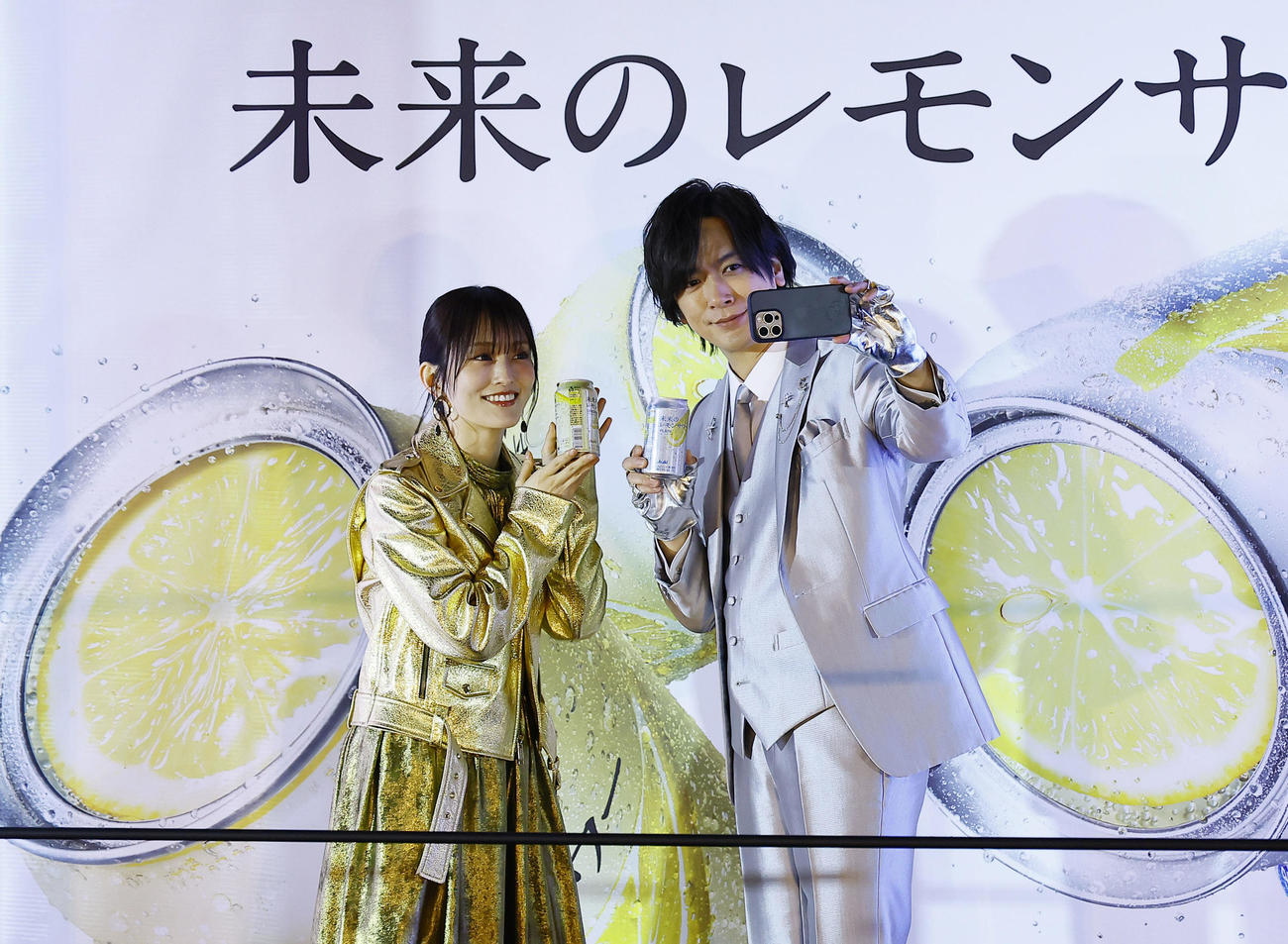 「未来のレモンサワー」発売エリア拡大イベントの終わりに、山本彩（左）と自撮りするDAIGO（撮影・藤尾明華）
