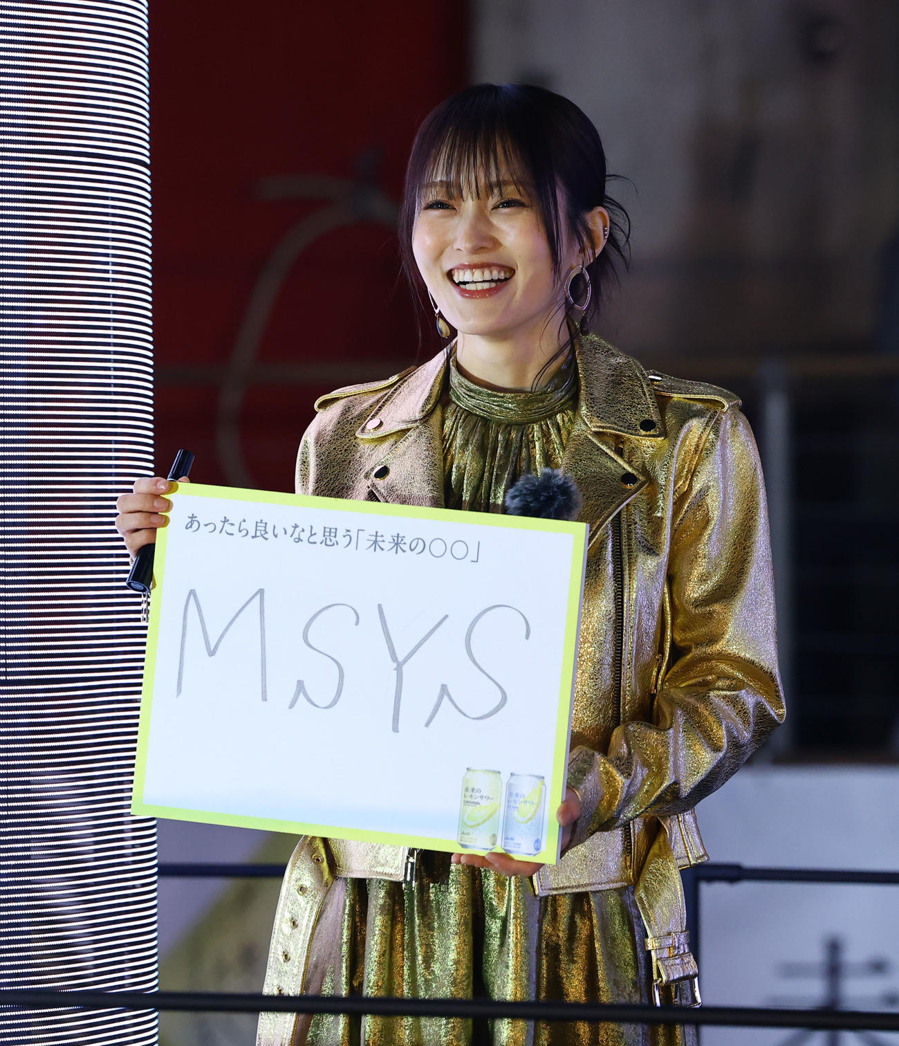 「未来のレモンサワー」発売エリア拡大イベントで、ボードを手にする山本彩（撮影・藤尾明華）