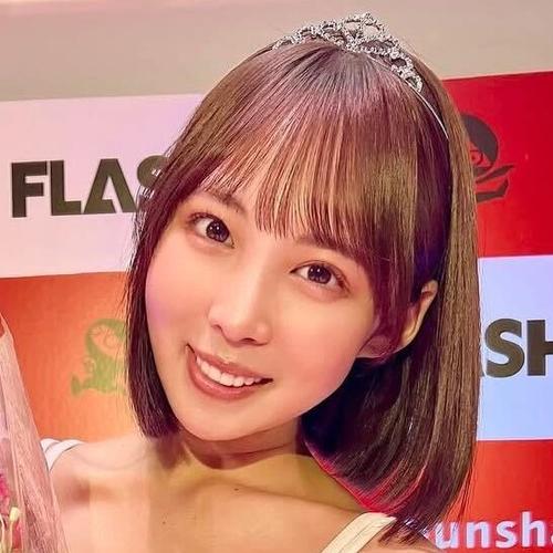 ミスFLASHグランプリ受賞、Fカップレースクイーンの葵成美　白ビキニ姿で受賞の喜びを報告