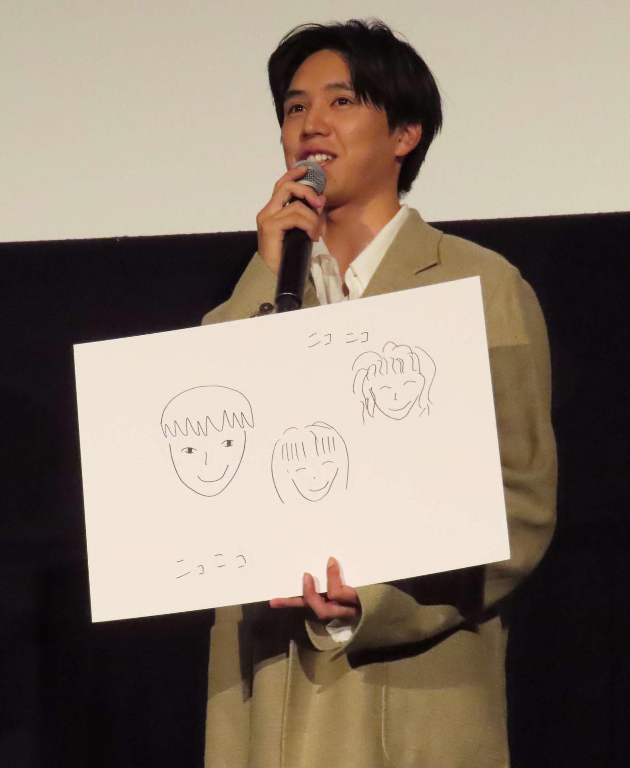 「君の忘れ方」先行上映舞台あいさつに出席し、絵を披露する坂東龍汰