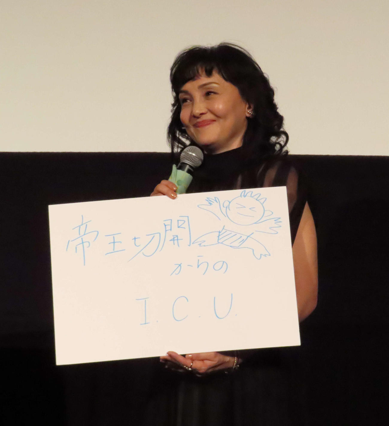 「君の忘れ方」先行上映舞台あいさつに出席し、忘れられないことを披露する南果歩