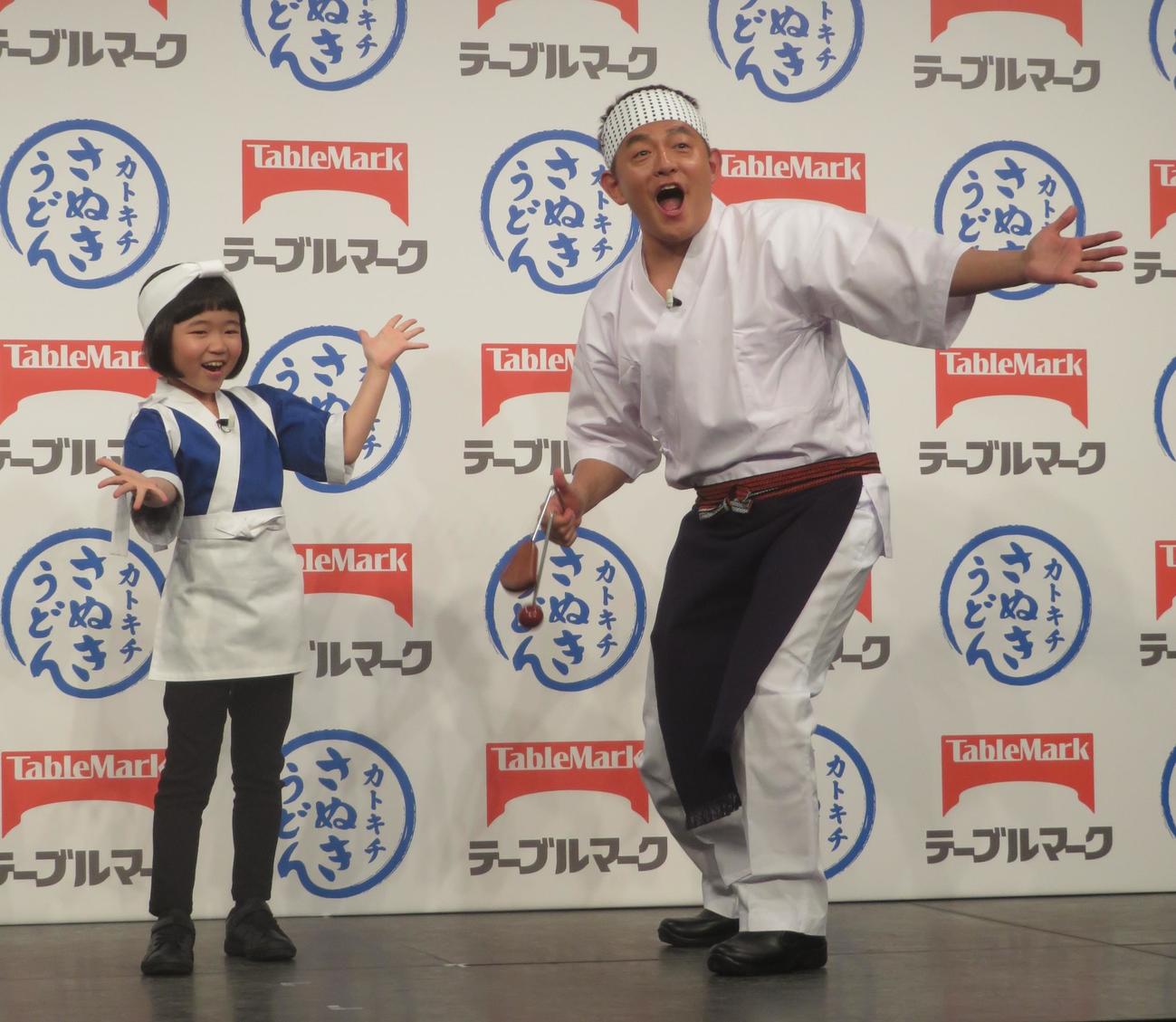 ステージ上で打ち合わせた即興ギャグ会を締める永尾柚乃（左）と井戸田潤