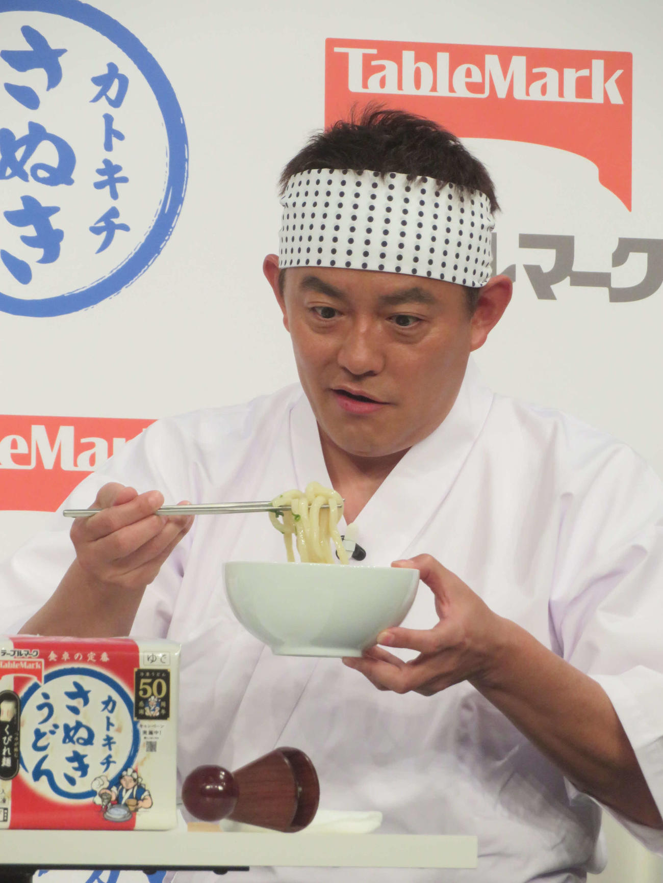 CM出演をかけ食リポ対決をする井戸田潤