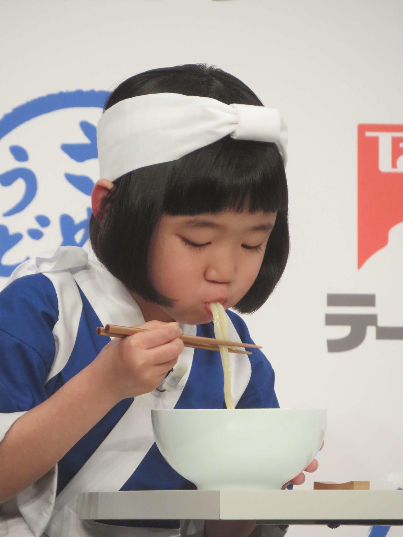 CM出演をかけ食リポ対決をする永尾柚乃