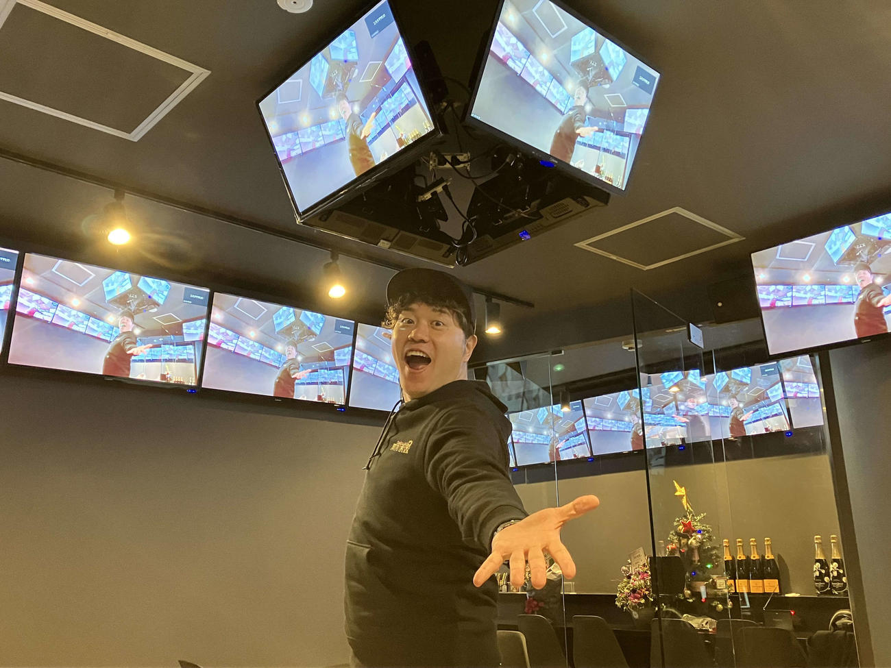 「河村食堂」メディア内覧会に登場したエハラマサヒロ（撮影・阪口孝志）