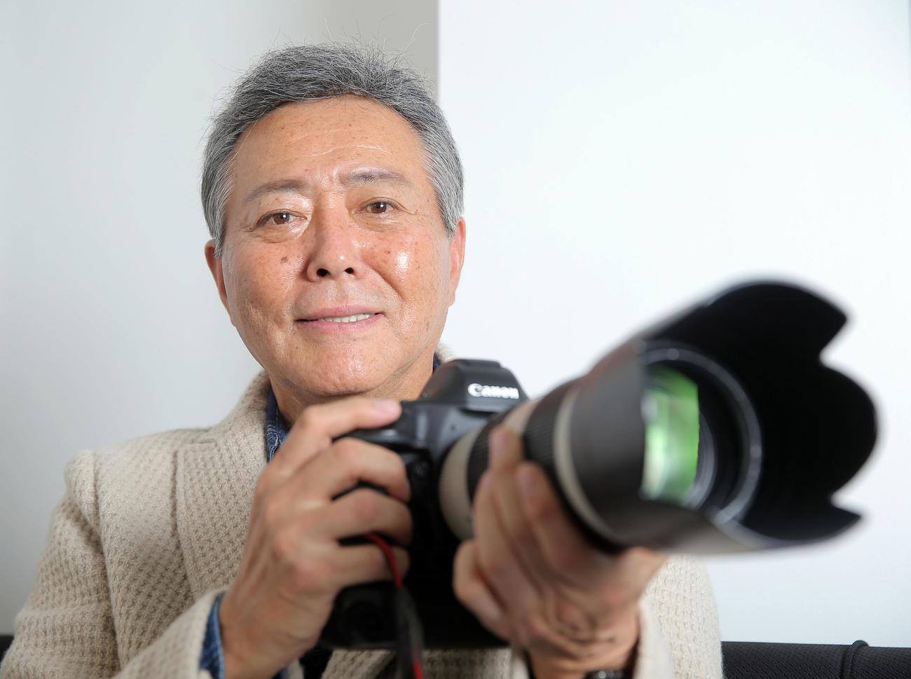 カメラを手に笑顔を見せる小倉智昭さん（2016年11月22日撮影）