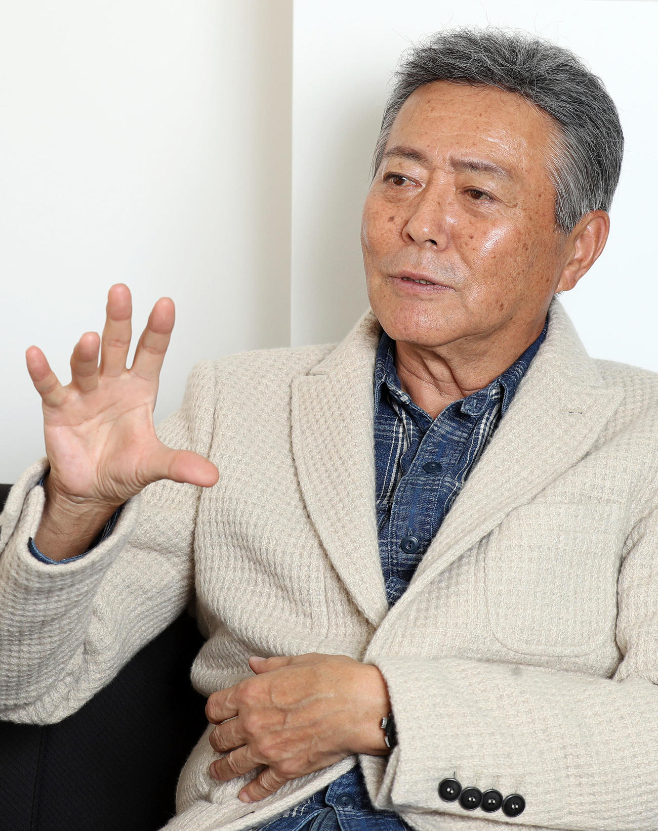 小倉智昭さんはは身ぶり手ぶりを交えて東京五輪、社会ネタ、病気などについて話す（2016年11月22日撮影）