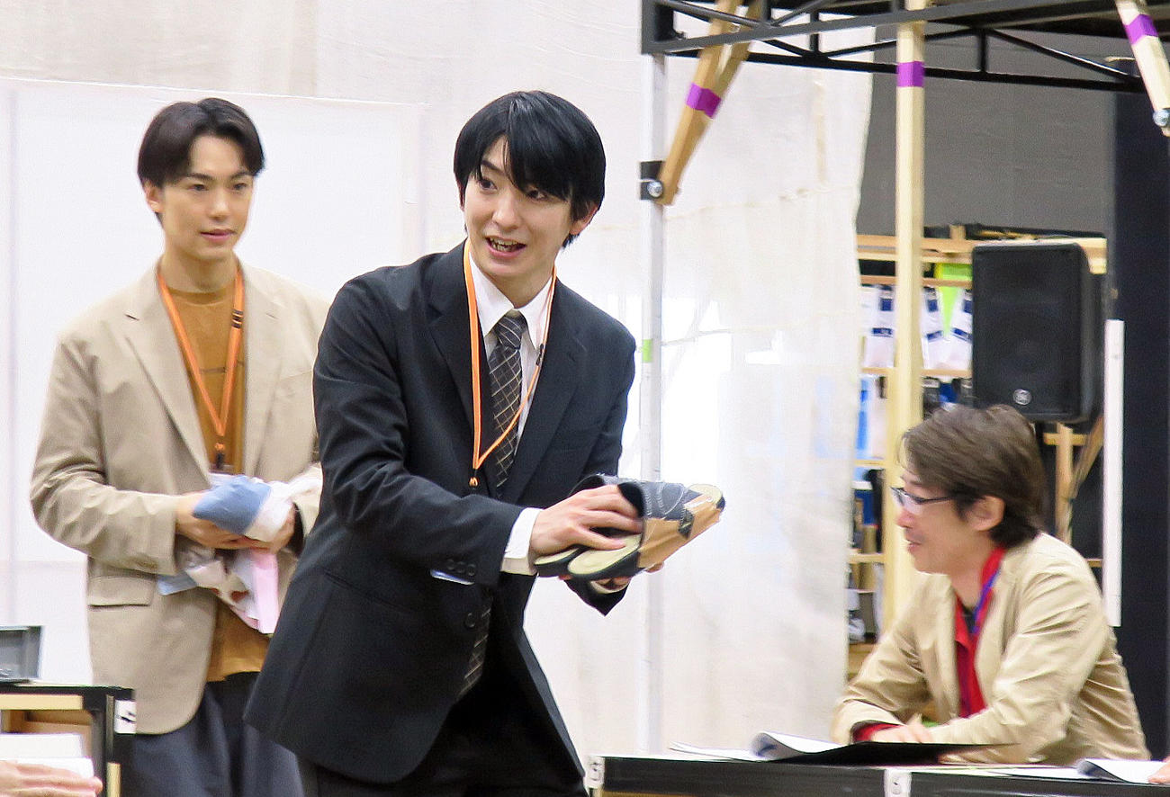 ミュージカル「ミセン」けいこ場取材会を行った主演の前田公輝（中央）
