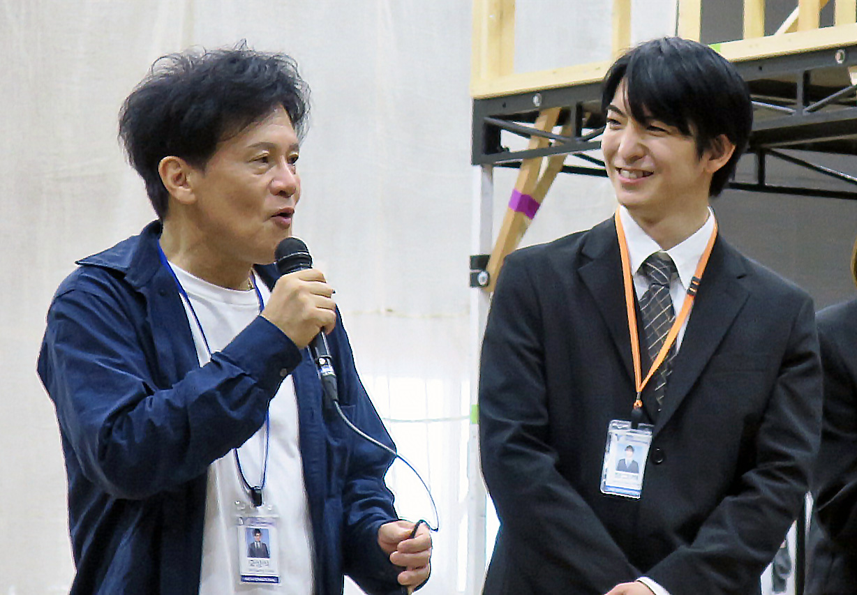 ミュージカル「ミセン」けいこ場取材会で。左から、橋本じゅん、前田公輝